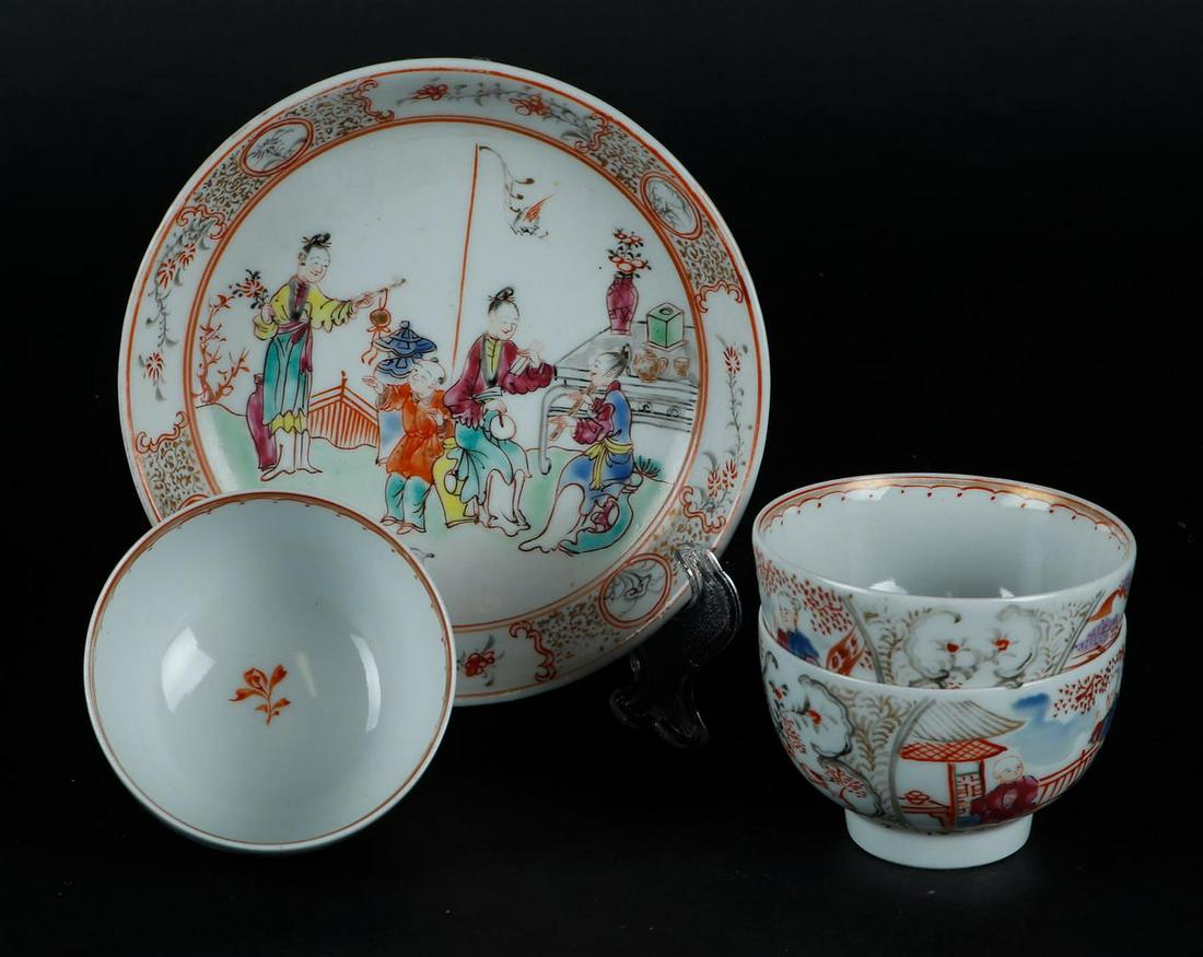A lot consisting of (3) cups and one saucer in mandarin decor. China, 19th century. (1 of 2)
