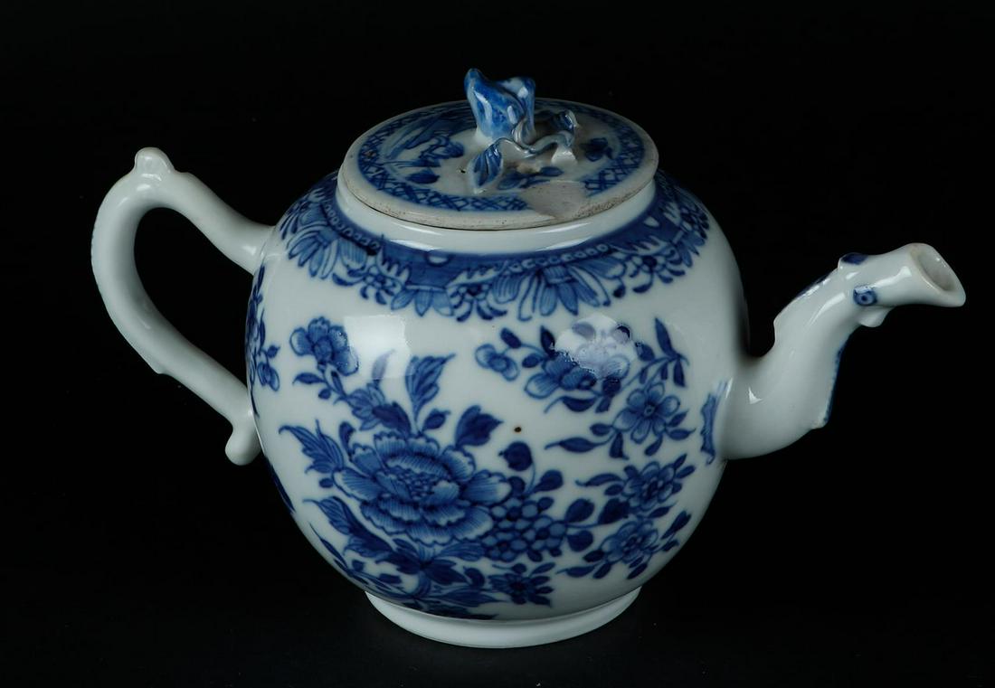 A porcelain milk jug with floral decoration. China, Qianlong. (1 of 3)