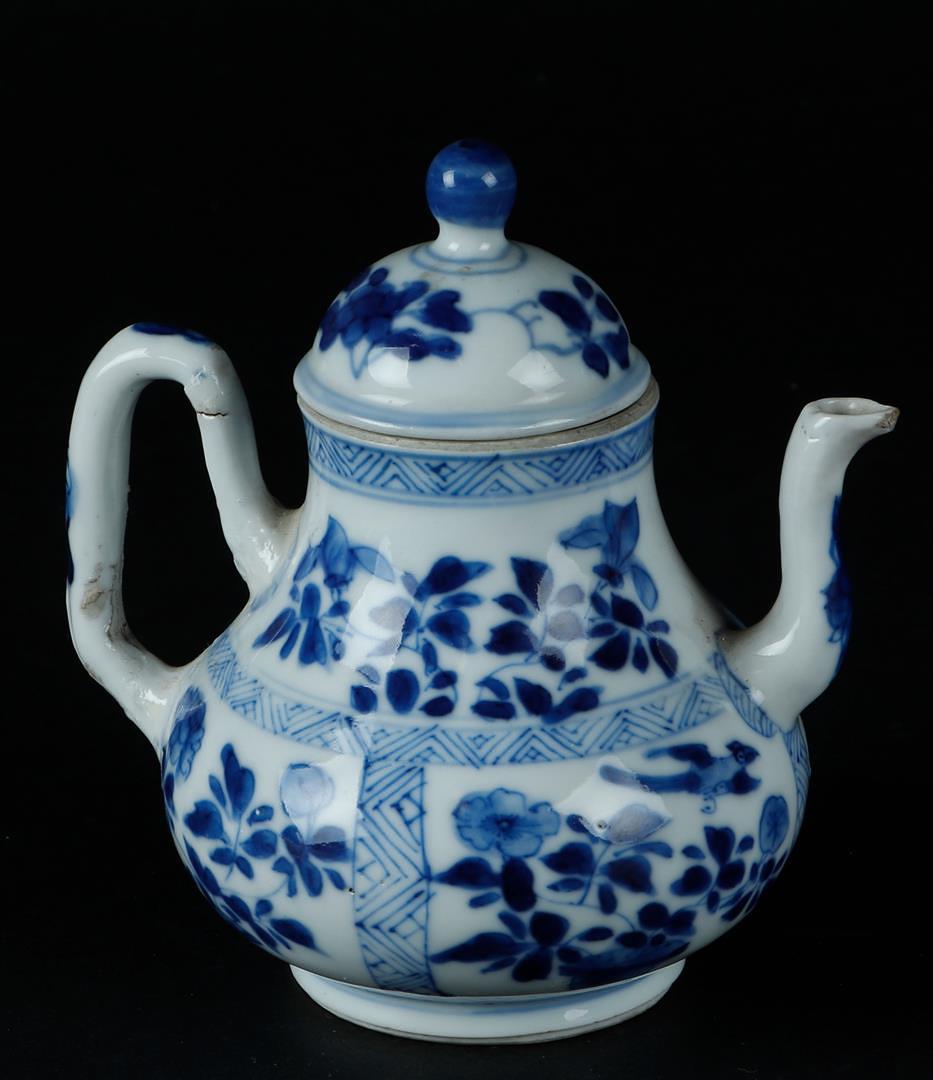 A porcelain teapot with compartments on the belly with floral decoration, marked with Jade sign on: A porcelain teapot with compartments on the belly with floral decoration, marked with Jade sign on the bottom. China, Kangxi.H.: 10 cm.