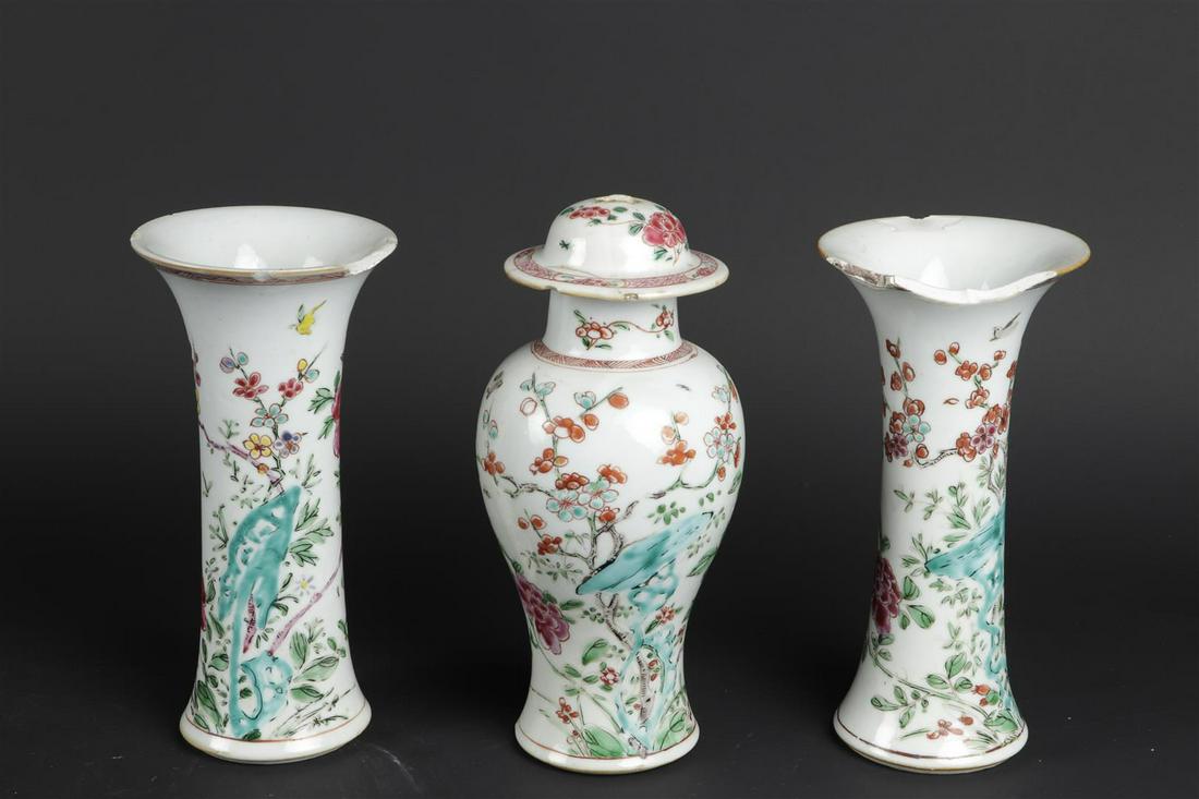 Two porcelain Famille Rose beaker vases and a Famille Rose vase with lid. China, Qianlong.: Two porcelain Famille Rose beaker vases and a Famille Rose vase with lid. China, Qianlong.H.: 21 cm.