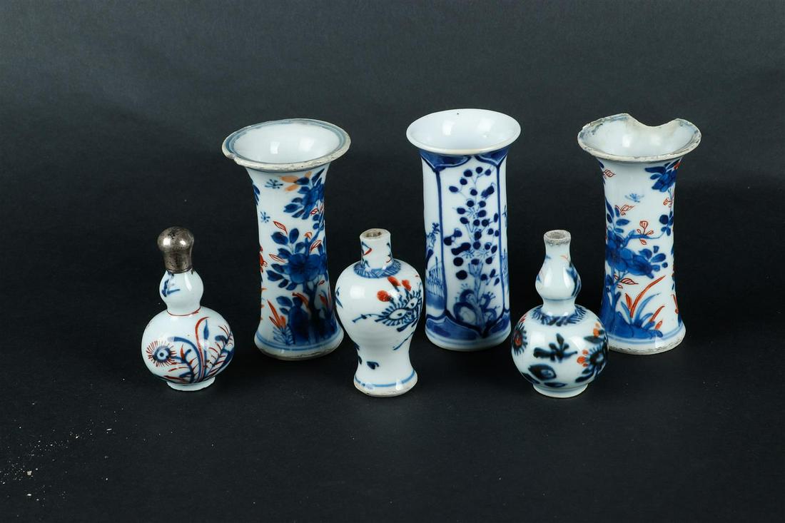 A lot of various Imari porcelain including dollhouse vases. China, 18th century. (1 of 3)