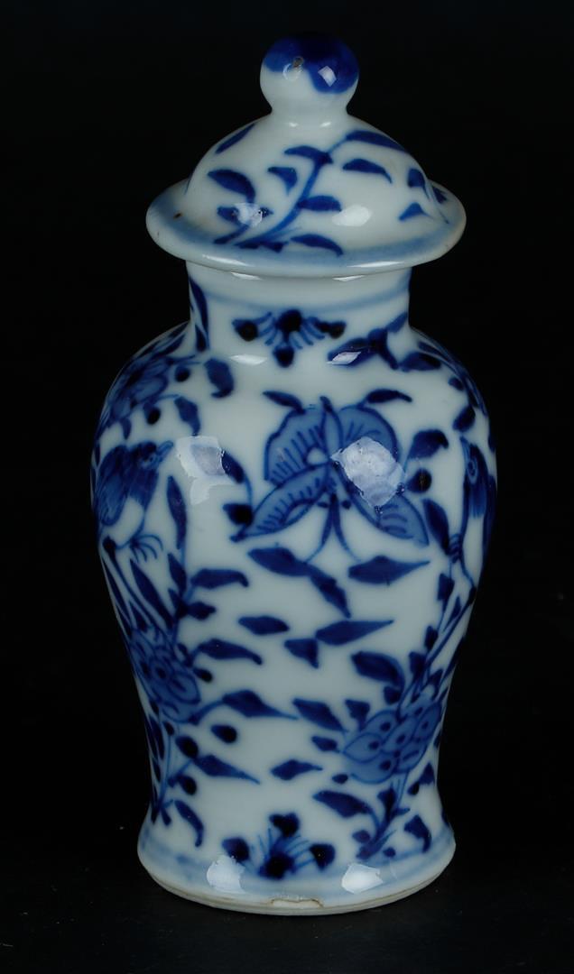 A porcelain lidded vase with a decor of birds and blossom. China, 19th century. (1 of 6)