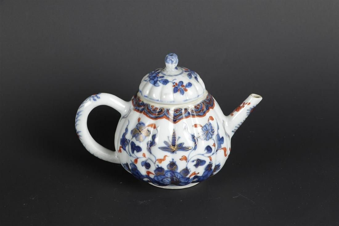 A porcelain Imari teapot with floral decor with an insect in between. China, Qianlong. (1 of 6)
