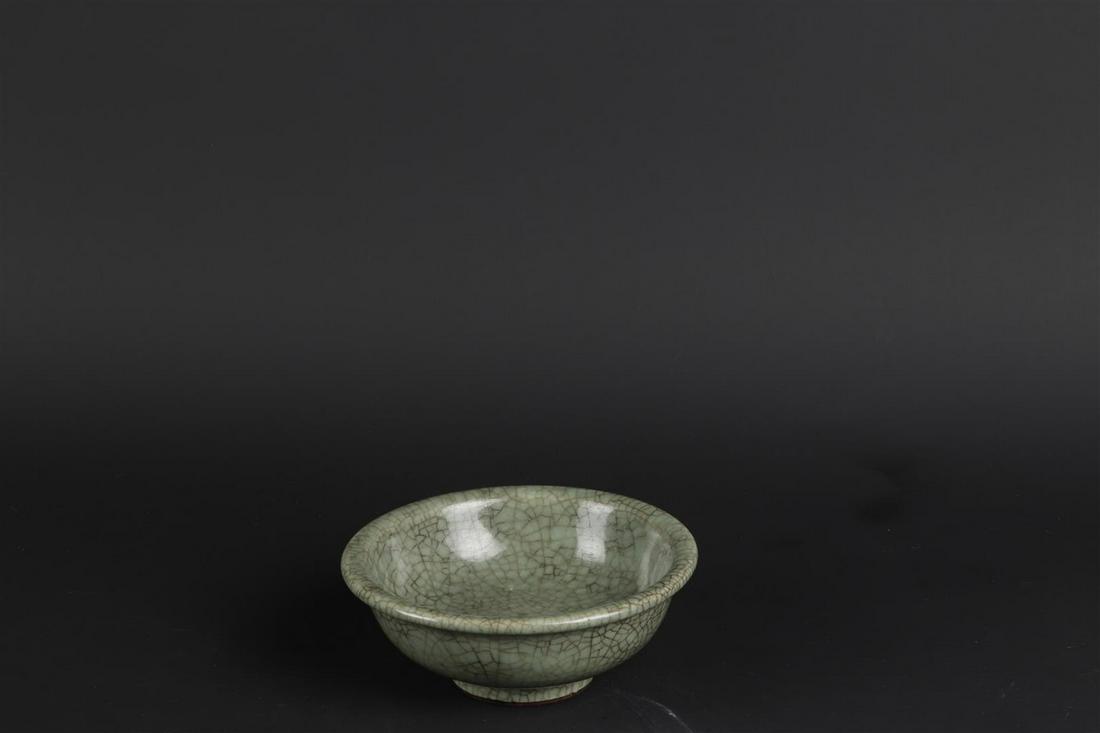 A stoneware Celadon low dish stand ring. China, 18th/19th century.: A stoneware Celadon low dish stand ring. China, 18th/19th century.Diam.: 13 cm.