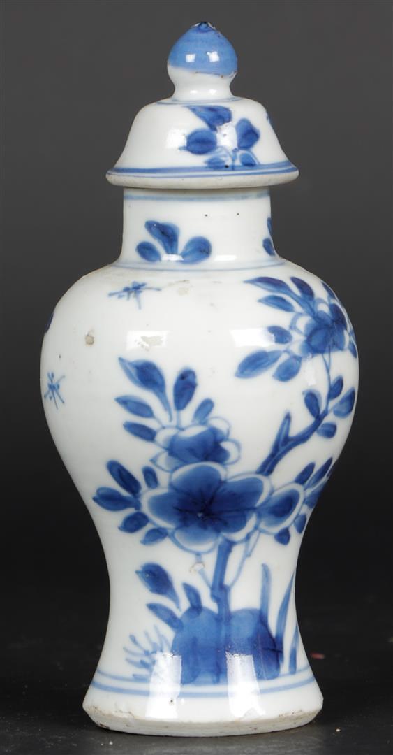 A porcelain lidded vase with floral decor. China, Kangxi. (1 of 2)