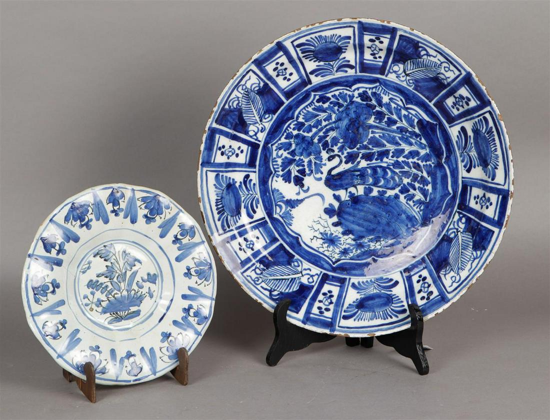 A lot consisting of an earthenware dish and plate, including one with Wanli decor. Delft, 18th (1 of 2)