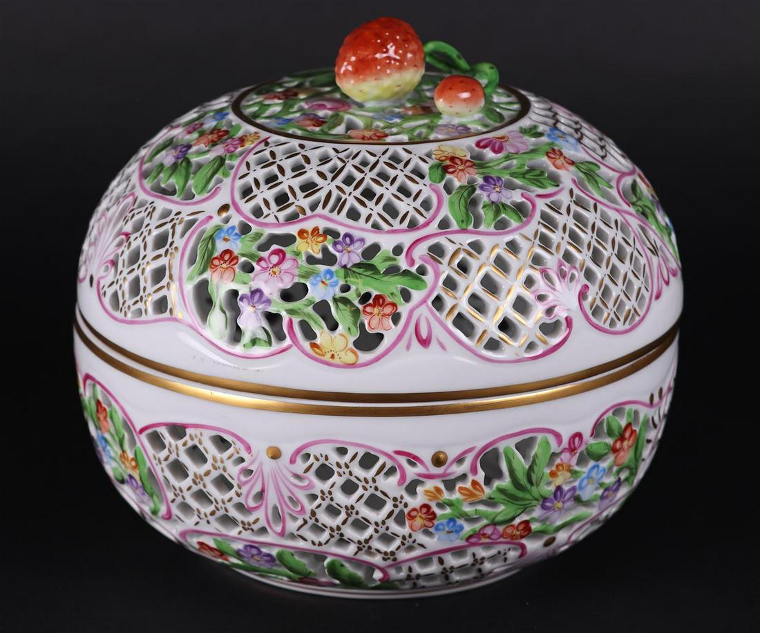 A porcelain openwork chestnut basket with lid with fruit-shaped knob. Herend (1 of 5)