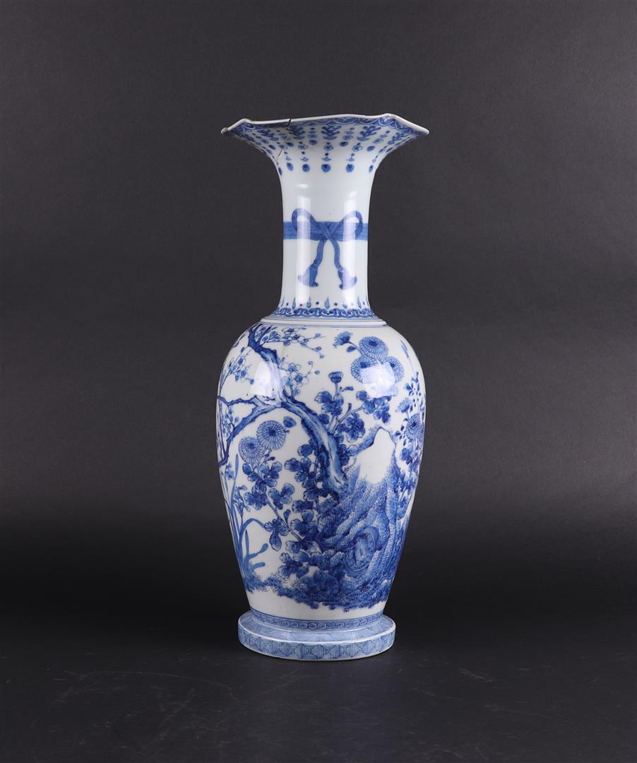 A porcelain collar vase with floral decor. China, 19th century. (1 of 5)