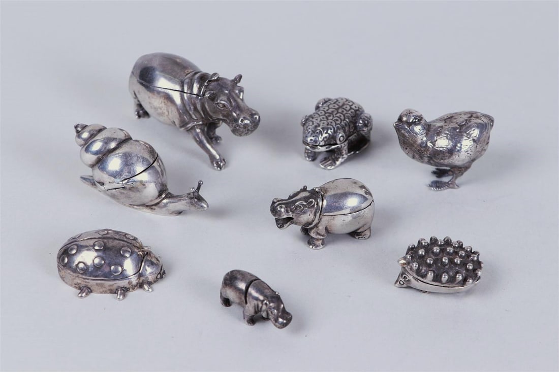 A lot consisting of (8) silver miniature animals including (6) pill boxes, a table number holder and: A lot consisting of (8) silver miniature animals including (6) pill boxes, a table number holder and a chick. Some 925/1000, others marked with ibex in triangle. Weight 344 grams.7,5 cm. en kleiner.