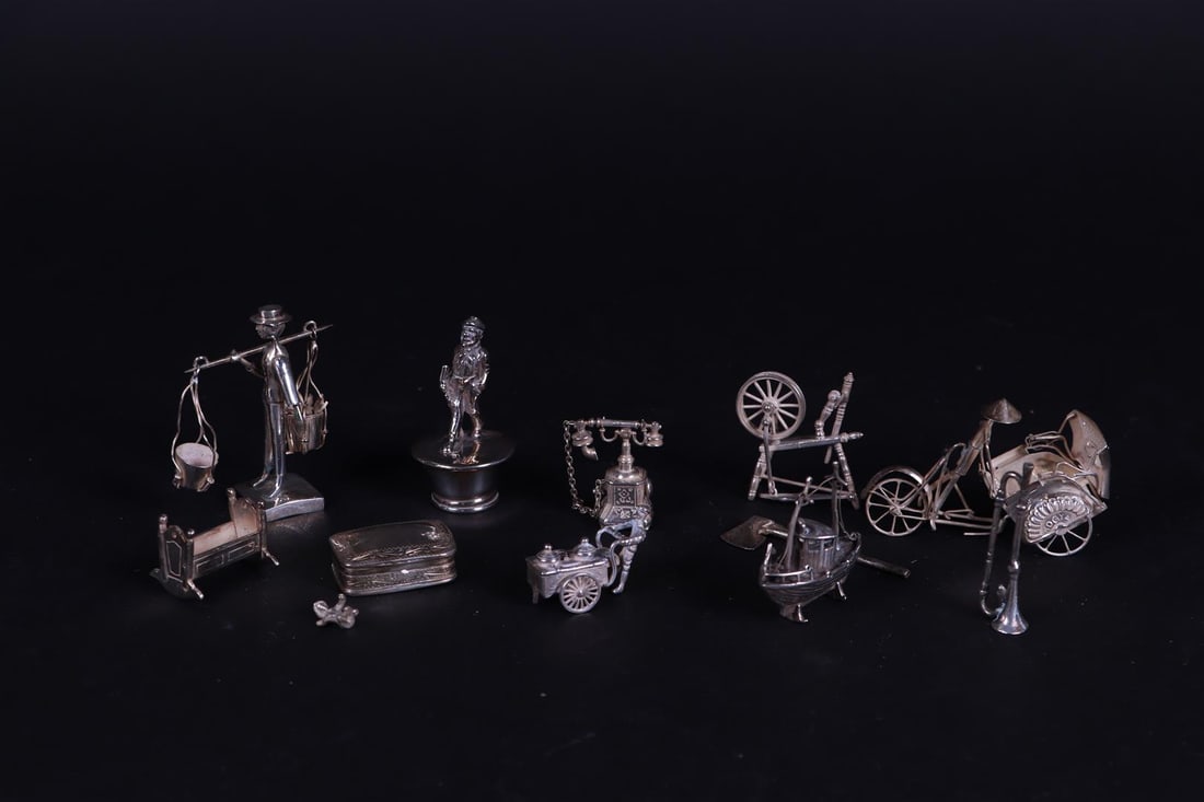 A lot of various silver miniatures and a pill box: A lot of various silver miniatures and a pill box. 192 grams.