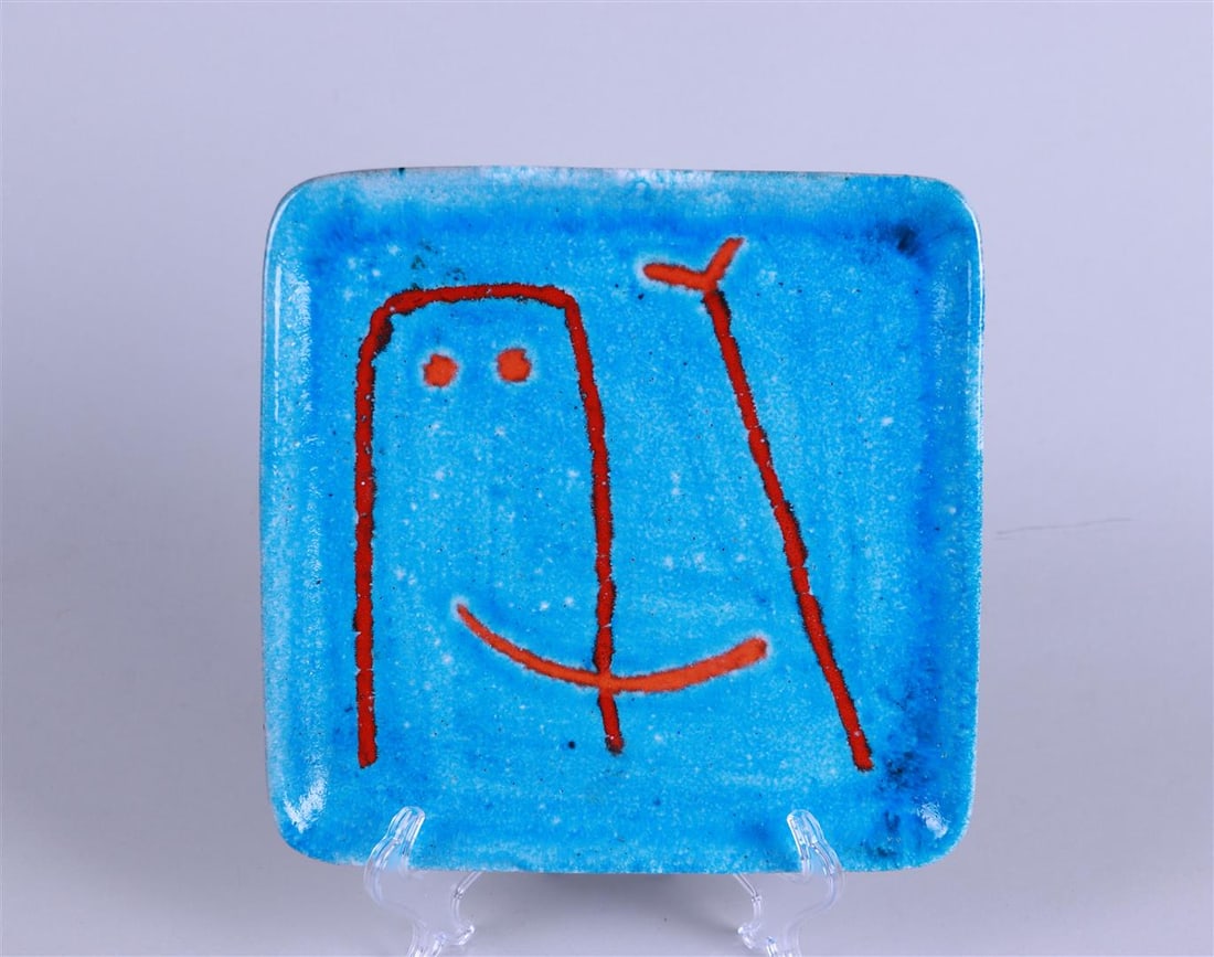 Guido Gambone (Montell, It. 1909 - 1969 Florence): Guido Gambone (Montell, It. 1909 - 1969 Florence), An earthenware bowl with a decoration of a face. Italy, circa 1950.Diam. 33 cm.