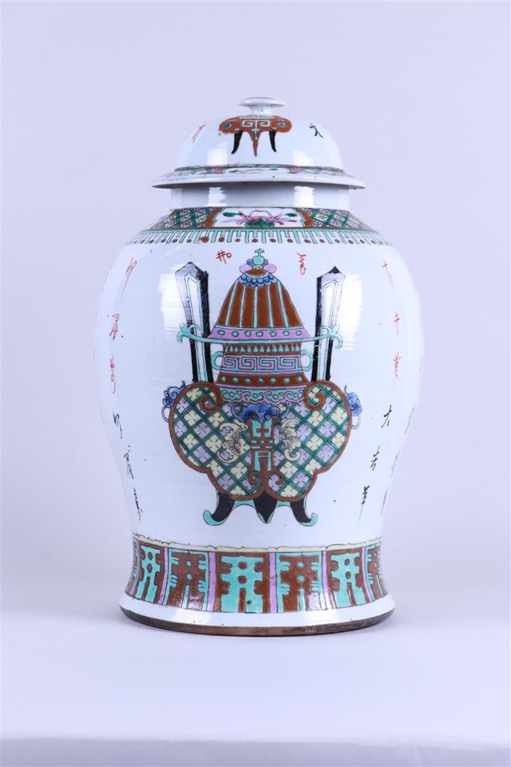 A large famille rose lidded jar decorated with incense burners and Chinese characters. China, 19th: A large famille rose lidded jar decorated with incense burners and Chinese characters. China, 19th century.H. 42 cm.