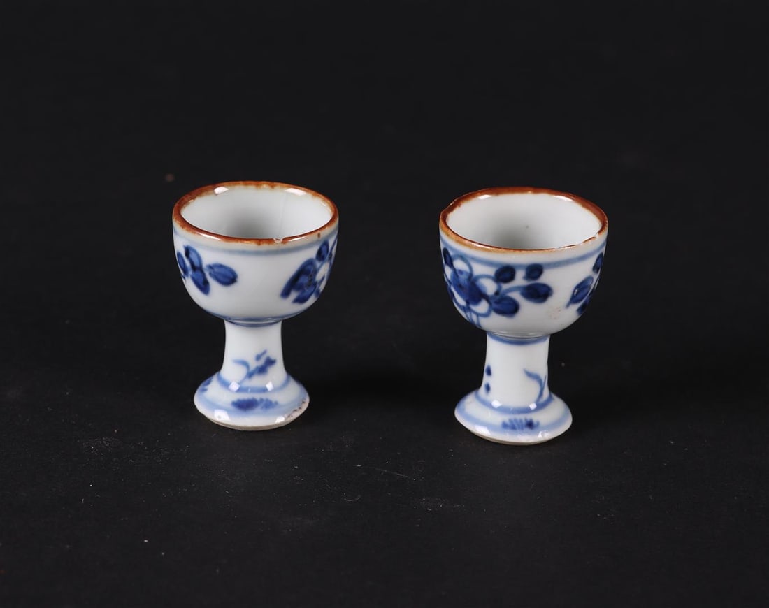 Two porcelain stem cups with floral decor. China, Yongzheng.: Two porcelain stem cups with floral decor. China, Yongzheng.H. 4,5 cm.