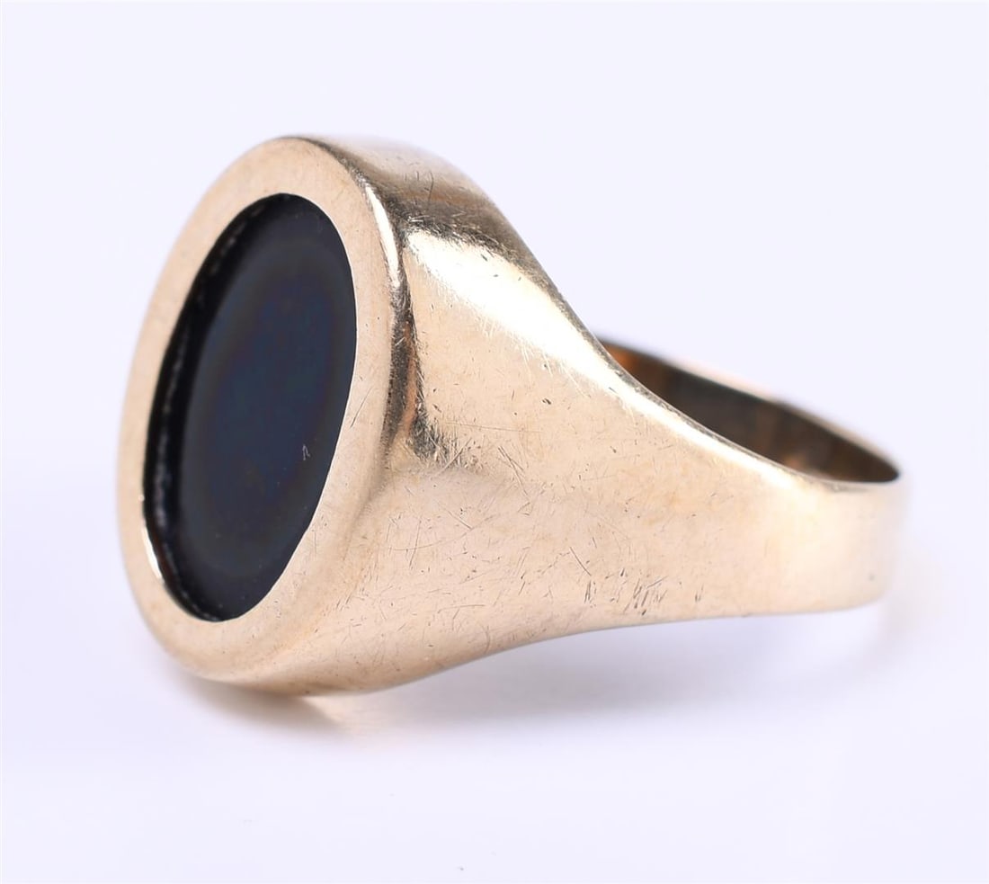 14 carat yellow gold men's signet ring. Set with an oval cut onyx stone of approx. 1.2 cm (1 of 5)