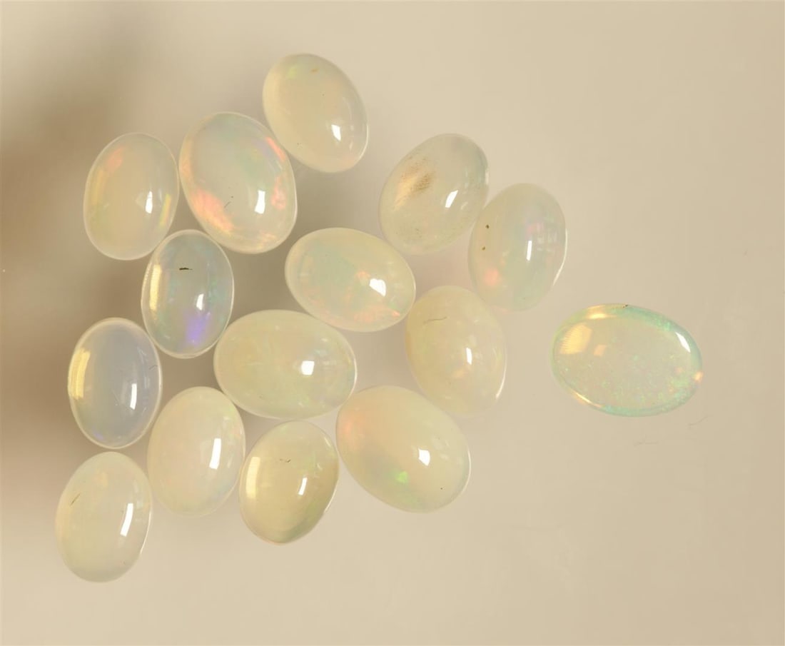 A lot consisting of various crystal opals in various sizes and qualities. These cabochon oval cut (1 of 1)