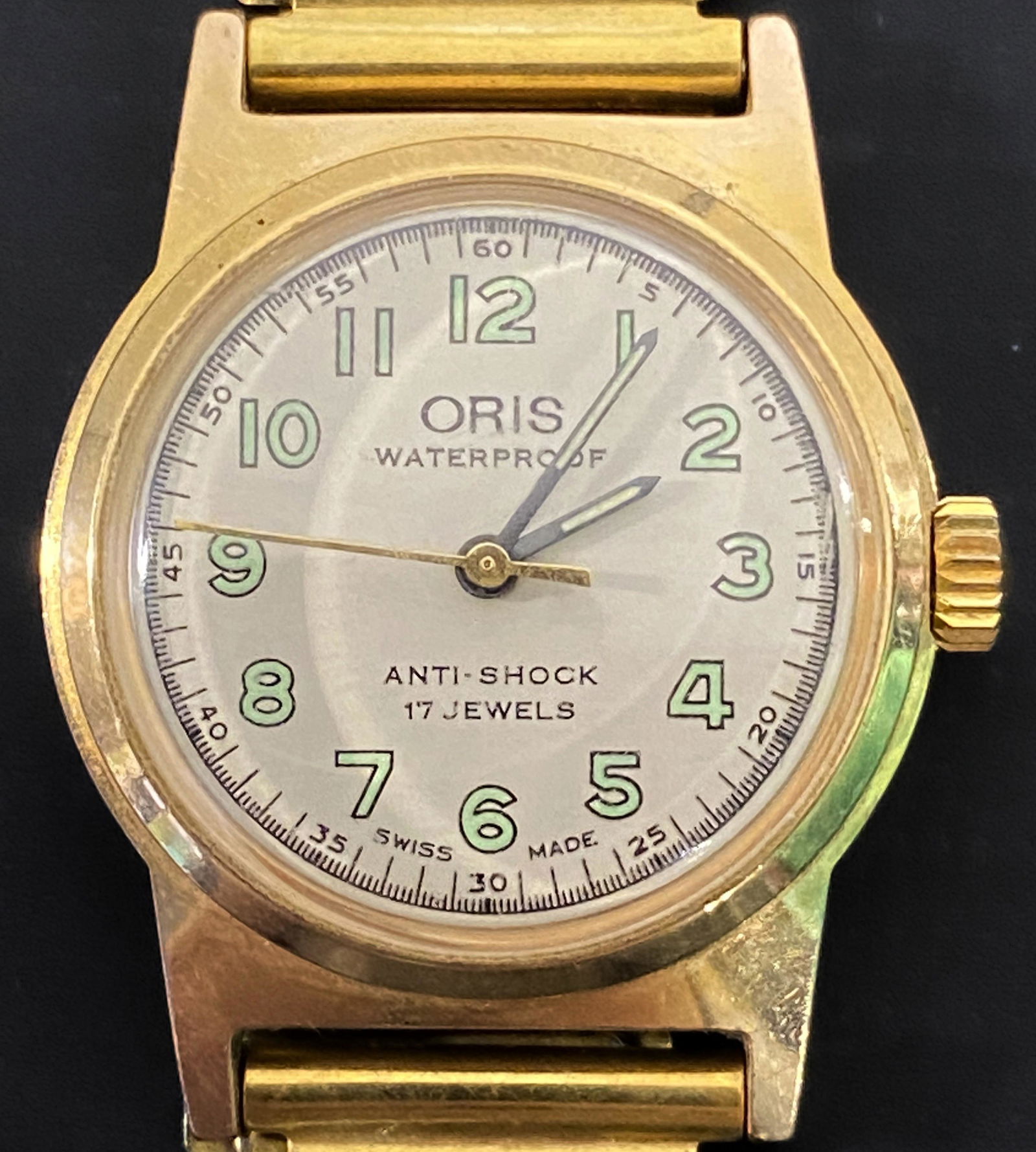 VINTAGE ORIS 17 JEWELS GOLD FILLED WIND-UP WOMEN'S WATCH: VINTAGE ORIS 17 JEWELS GOLD FILLED WIND-UP WOMEN'S WATCH The watch is pre-owned and runs. Diameter: 28mm (without the crown) *We can't garantee that the watch keeps accurate time, it wasn't tested lon
