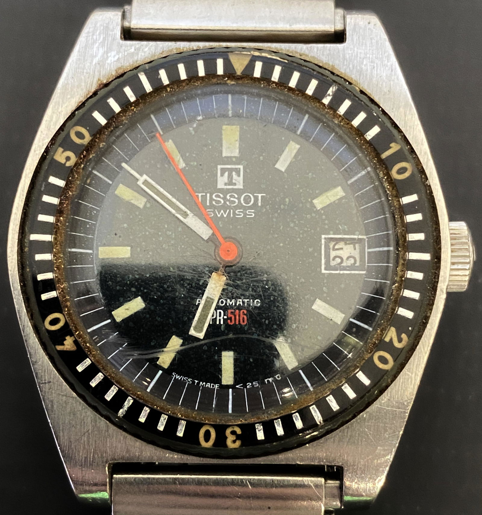 VINTAGE TISSOT PR516 AUTOMATIC MEN'S WATCH: VINTAGE TISSOT PR516 AUTOMATIC MEN'S WATCH The watch is pre-owned and doesn't run. Diameter: 36mm (without the crown) SHIPPING FEE CANADA 15,00$ USA 20.00$ We add 5$ by additional item