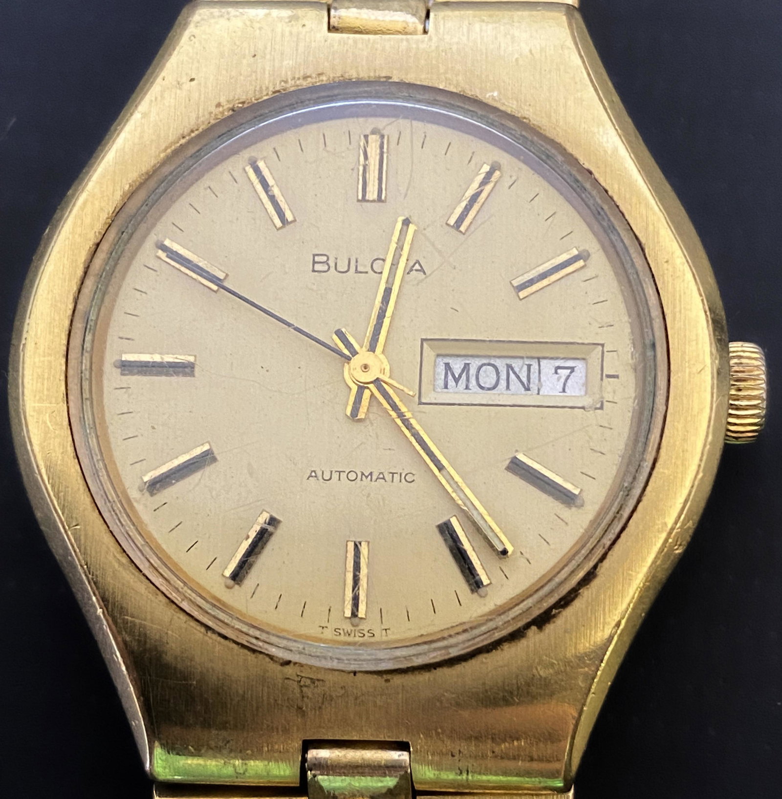 VINTAGE BULOVA GOLD FILLED AUTOMATIC MEN'S WATCH: VINTAGE BULOVA GOLD FILLED AUTOMATIC MEN'S WATCH The watch is pre-owned and doesn't run. Diameter: 37mm (without the crown) SHIPPING FEE CANADA 15,00$ USA 20.00$ We add 5$ by additional item