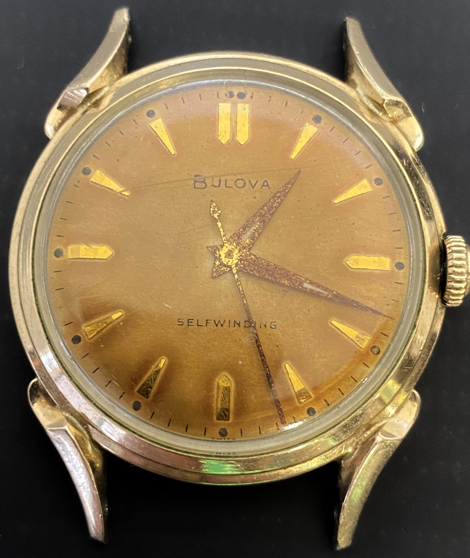 VINTAGE BULOVA GOLD FILLED AUTOMATIC MEN'S WATCH: VINTAGE BULOVA GOLD FILLED AUTOMATIC MEN'S WATCH The watch is pre-owned and runs. Diameter: 34mm (without the crown) *We can't garantee that the watch keeps accurate time, it wasn't tested long enough