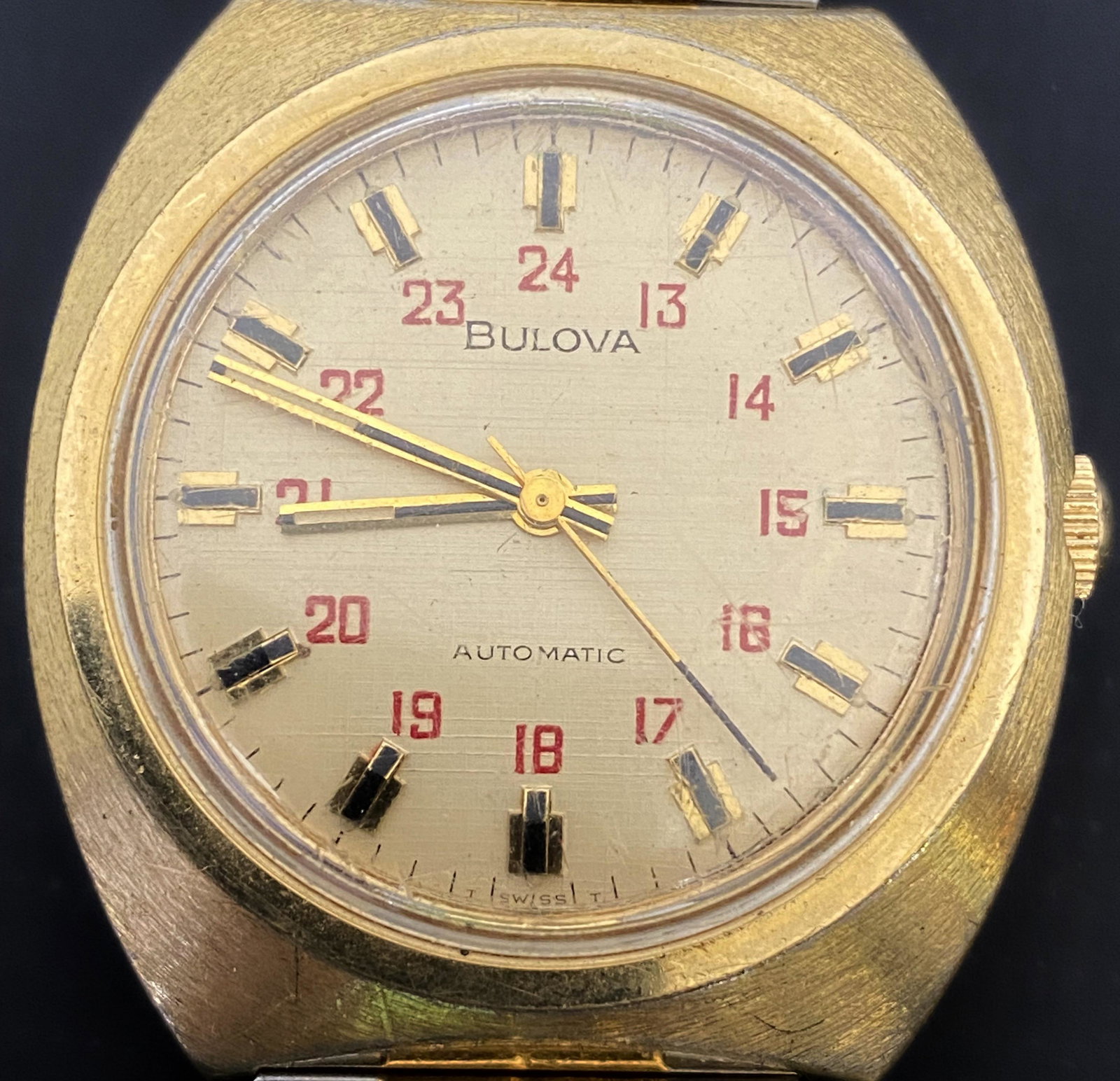 VINTAGE BULOVA GOLD FILLED AUTOMATIC MEN'S WATCH: VINTAGE BULOVA GOLD FILLED AUTOMATIC MEN'S WATCH The watch is pre-owned and doesn't run. Diameter: 37mm (without the crown) SHIPPING FEE CANADA 15,00$ USA 20.00$ We add 5$ by additional item
