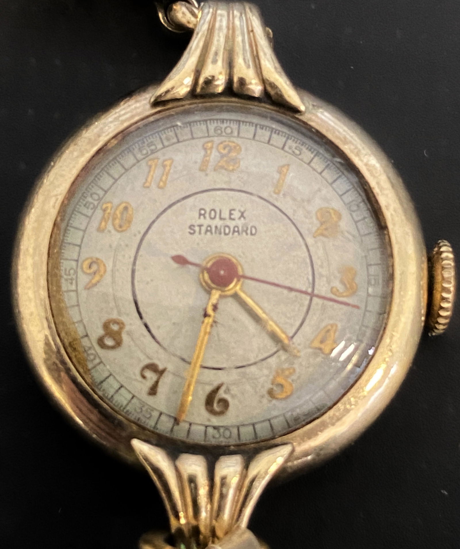 VINTAGE ROLEX STANDARD GOLD FILLED WIND-UP WOMEN'S WATCH: VINTAGE ROLEX STANDARD GOLD FILLED WIND-UP WOMEN'S WATCH The watch is pre-owned and doesn't run. Diameter: 21mm (without the crown) SHIPPING FEE CANADA 15,00$ USA 20.00$ We add 5$ by additional item