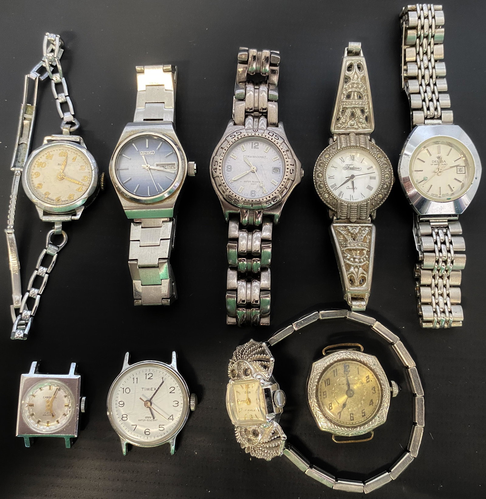 VINTAGE WIND-UP & AUTOMATIC MEN'S WATCHES LOT OF 9: VINTAGE WIND-UP & AUTOMATIC MEN'S WATCHESLOT OF 9 The watches are pre-owned and don't run. SHIPPING FEE CANADA 15,00$ USA 20.00$ We add 5$ by additional item