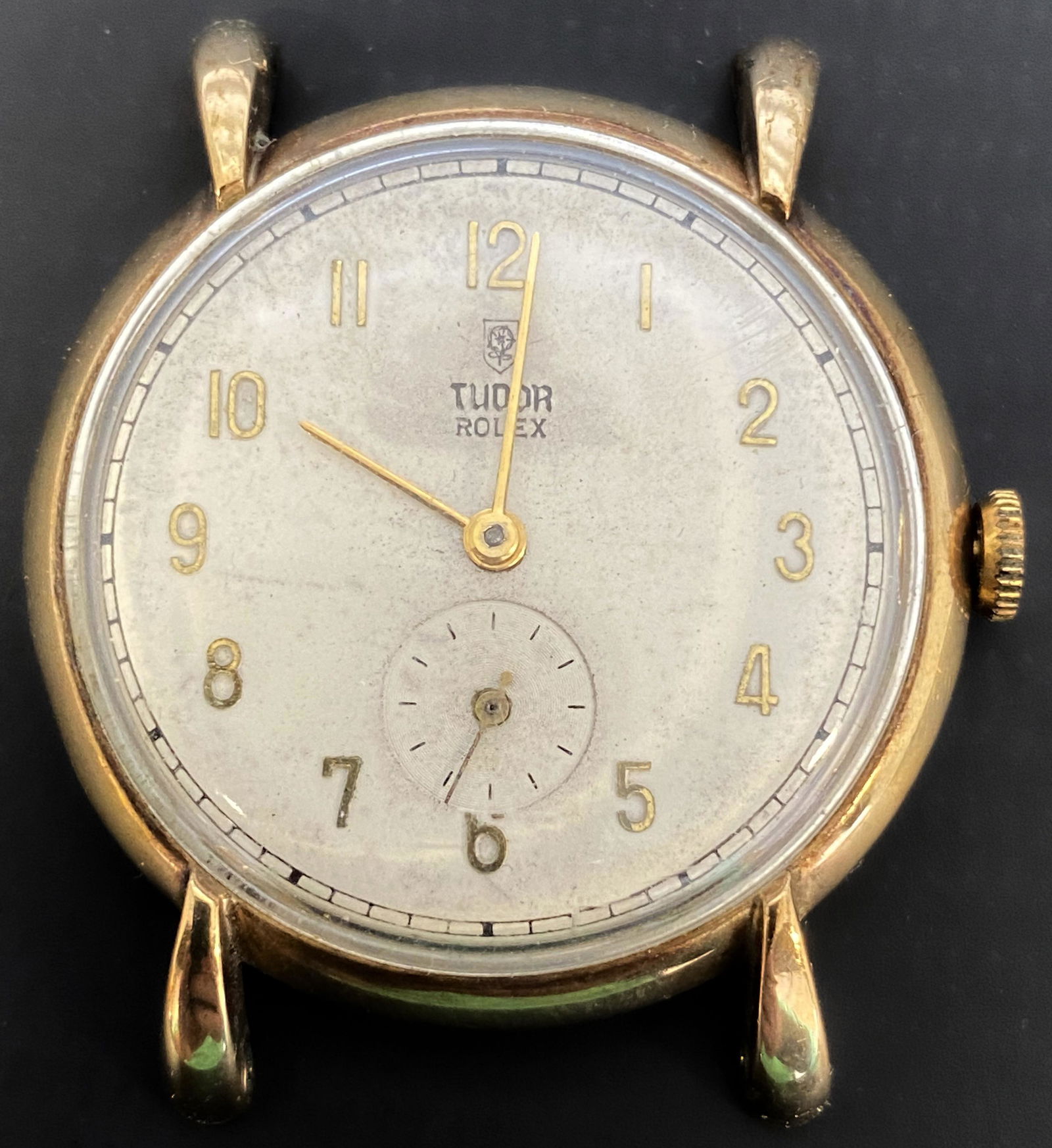VINTAGE TUDOR ROLEX WIND-UP MEN'S WATCH: VINTAGE TUDOR ROLEX WIND-UP MEN'S WATCH The watch is pre-owned and runs. Diameter: 35mm (without the crown) *We can't garantee that the watch keeps accurate time, it wasn't tested long enough* SHIPPIN