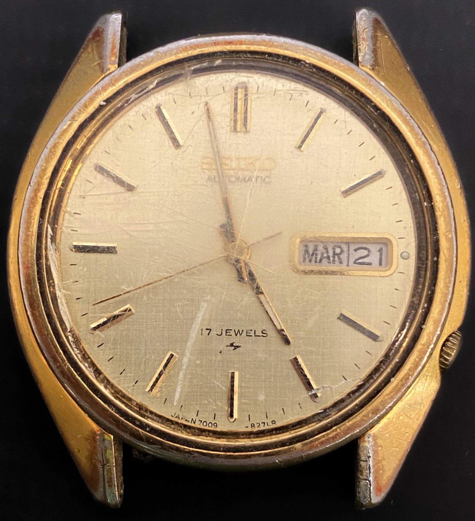 VINTAGE SEIKO 7009-6279 17 JEWELS GOLD FILLED AUTOMATIC MEN'S WATCH: VINTAGE SEIKO 7009-6279 17 JEWELS GOLD FILLED AUTOMATIC MEN'S WATCH The watch is pre-owned and runs. Diameter: 38mm (without the crown) *We can't garantee that the watch keeps accurate time, it wasn't