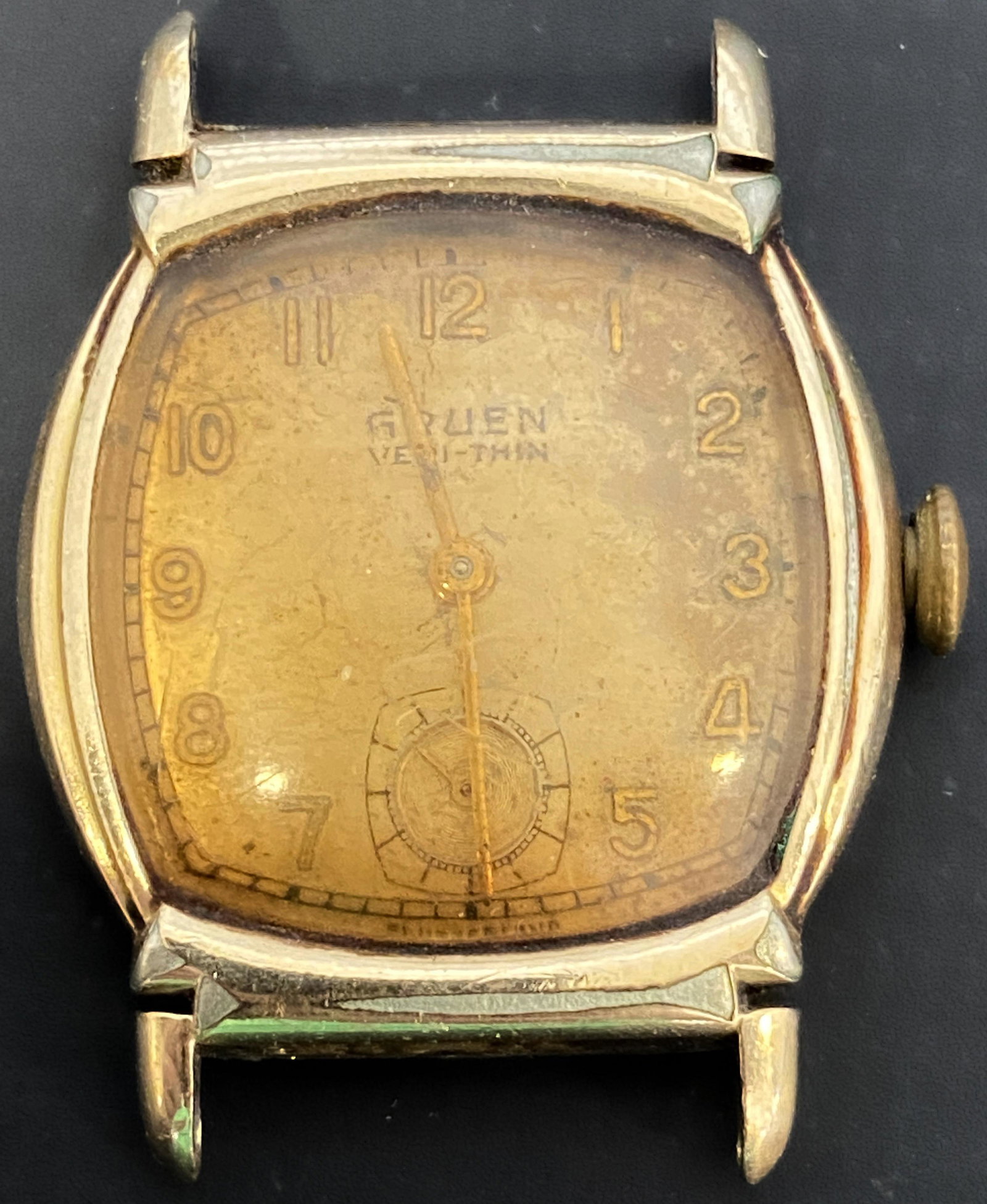VINTAGE GRUEN GOLD FILLED WIND-UP MEN'S WATCH: VINTAGE GRUEN GOLD FILLED WIND-UP MEN'S WATCH The watch is pre-owned and runs. Diameter: 27mm (without the crown) *We can't garantee that the watch keeps accurate time, it wasn't tested long enough* S