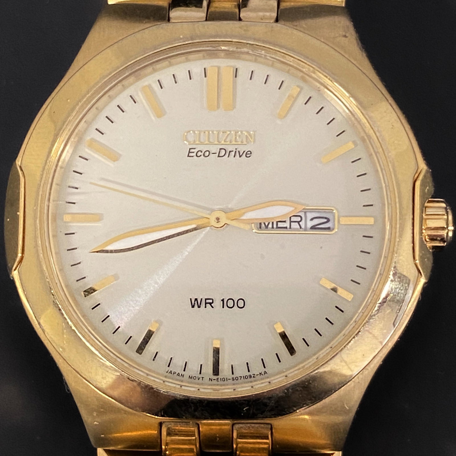 CITIZEN ECO-DRIVE WR 100 BATTERY MEN'S WATCH: CITIZEN ECO-DRIVE WR 100 BATTERY MEN'S WATCH The watch is pre-owned and runs. Diameter: 39mm (without the crown) *We can't garantee that the watch keeps accurate time, it wasn't tested long enough* SH