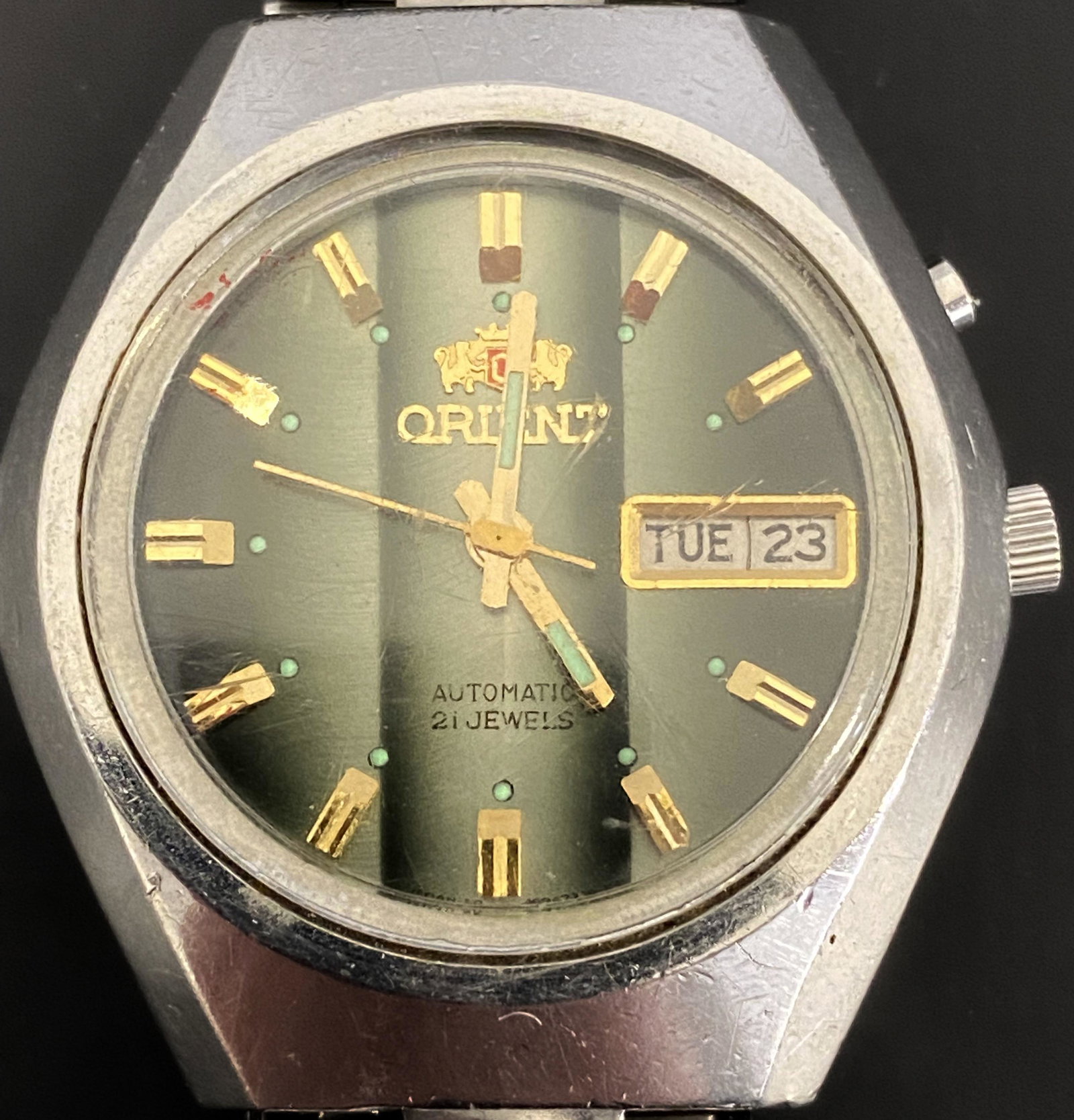VINTAGE ORIENT 21 JEWELS AUTOMATIC MEN'S WATCH: VINTAGE ORIENT 21 JEWELS AUTOMATIC MEN'S WATCH The watch is pre-owned and runs. Diameter: 37mm (without the crown) *We can't garantee that the watch keeps accurate time, it wasn't tested long enough* 