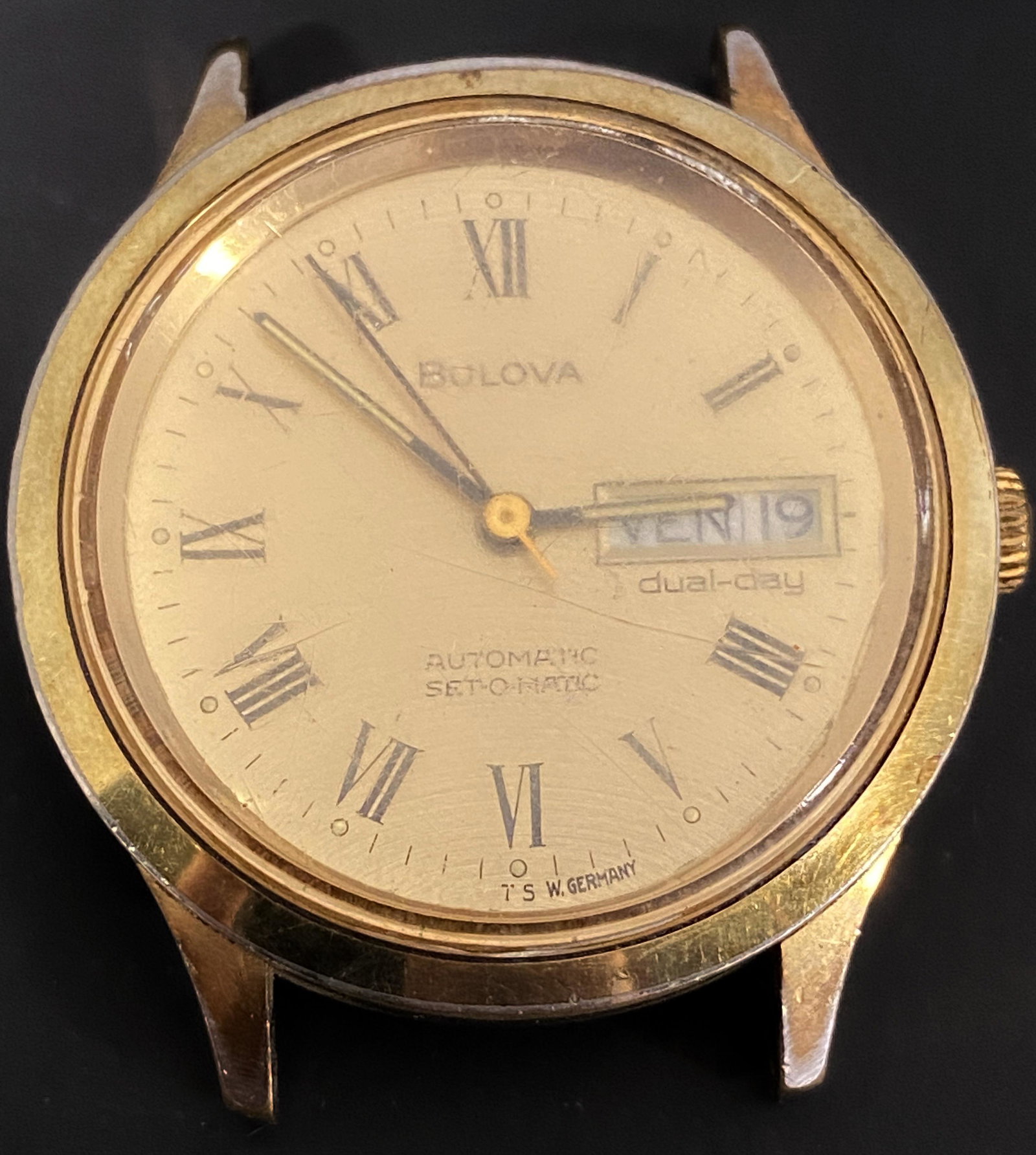 VINTAGE BULOVA GOLD FILLED AUTOMATIC MEN'S WATCH: VINTAGE BULOVA GOLD FILLED AUTOMATIC MEN'S WATCH The watch is pre-owned and doesn't run. Diameter: 36mm (without the crown) SHIPPING FEE CANADA 15,00$ USA 20.00$ We add 5$ by additional item