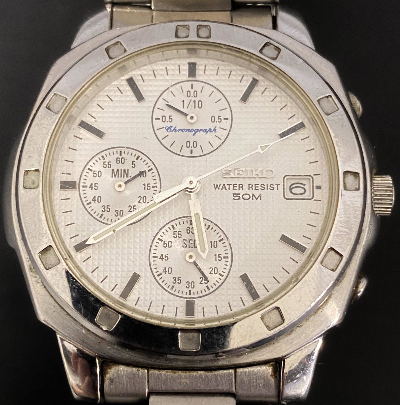 SEIKO V657-9010 BATTERY MEN'S WATCH: SEIKO V657-9010 BATTERY MEN'S WATCH The watch is pre-owned and runs. Diameter: 41mm (without the crown) *We can't garantee that the watch keeps accurate time, it wasn't tested long enough* SHIPPING FE