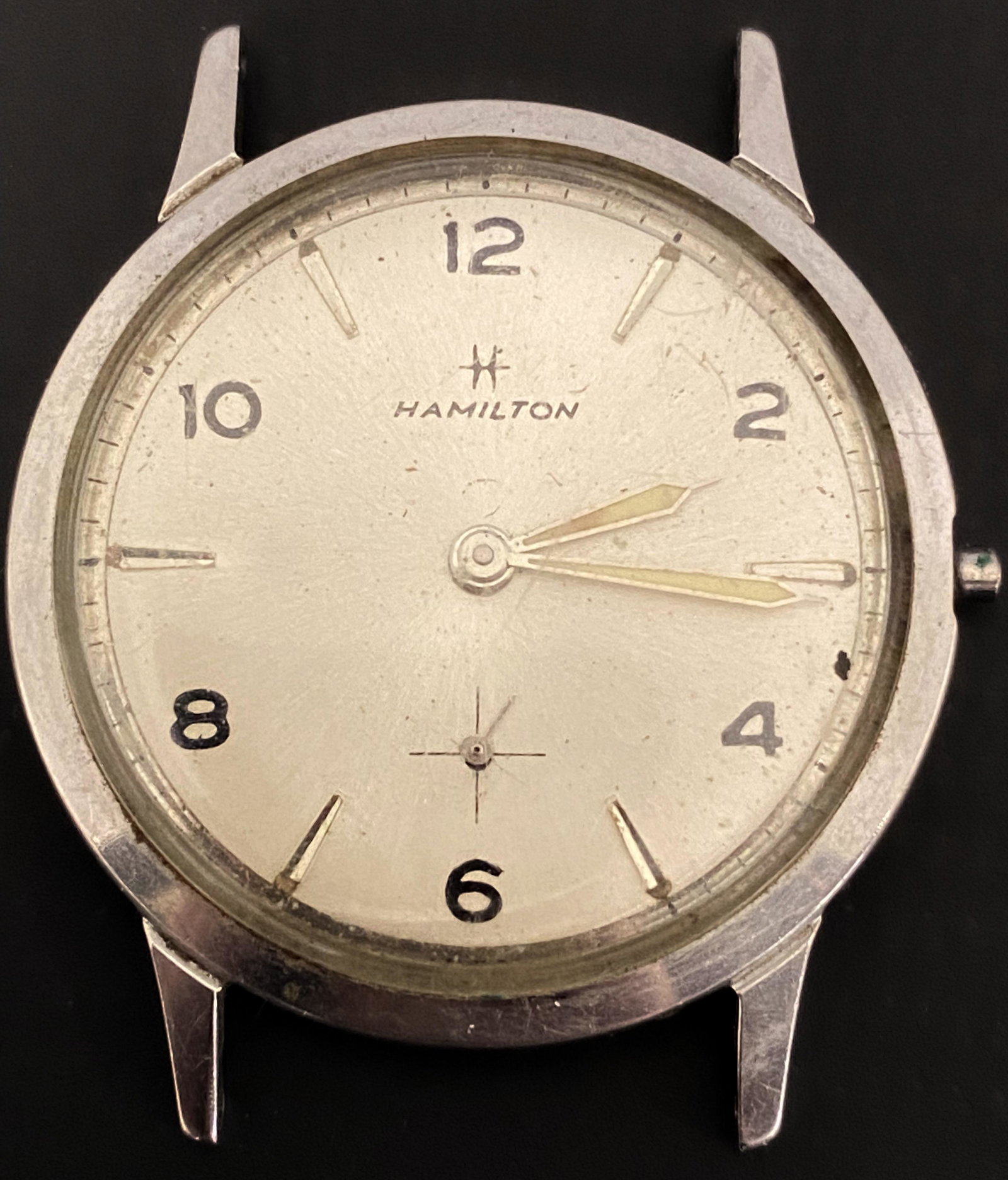 VINTAGE HAMILTON WIND-UP MEN'S WATCH: VINTAGE HAMILTON WIND-UP MEN'S WATCH The watch is pre-owned and doesn't run. Diameter: 32mm (without the crown) SHIPPING FEE CANADA 15,00$ USA 20.00$ We add 5$ by additional item