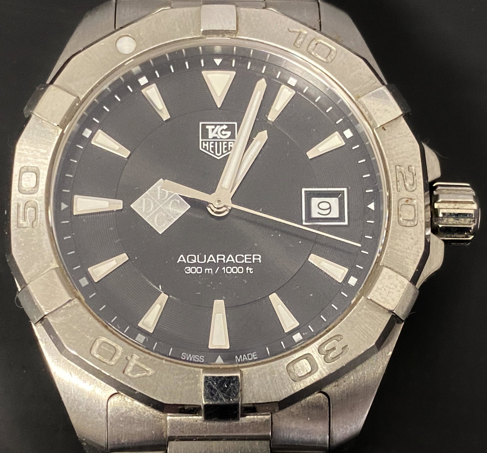 TAG HEUER QUARACER WAY1110 BATTERY MEN'S WATCH: TAG HEYER QUARACER WAY1110 BATTERY MEN'S WATCH The watch is pre-owned and runs. Diameter: 42mm (without the crown) *We can't garantee that the watch keeps accurate time, it wasn't tested long enough* 