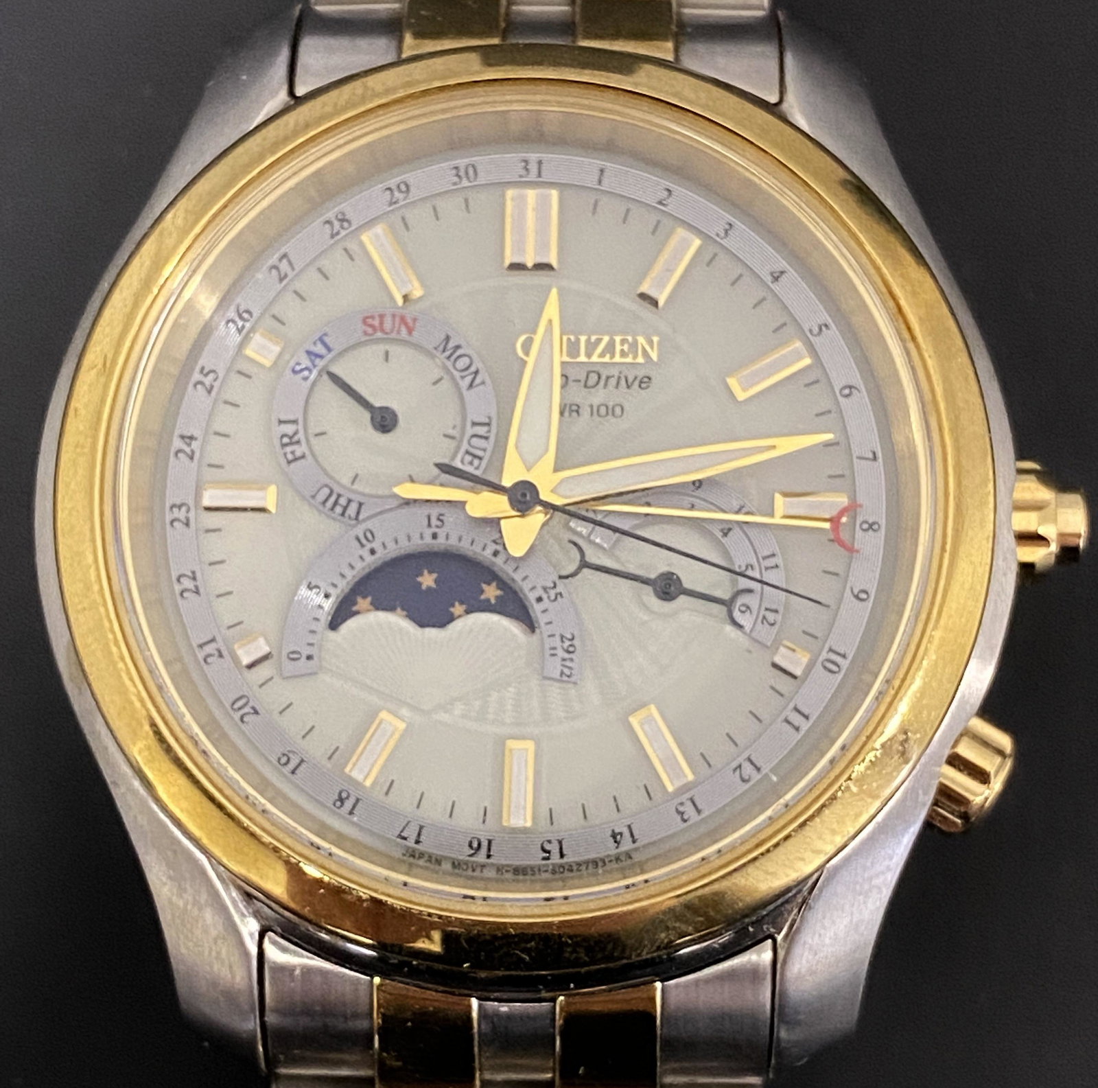 CITIZEN ECO-DRIVE WR 100 BATTERY MEN'S WATCH: CITIZEN ECO-DRIVE WR 100 BATTERY MEN'S WATCH The watch is pre-owned and runs. Diameter: 41mm (without the crown) *We can't garantee that the watch keeps accurate time, it wasn't tested long enough* SH