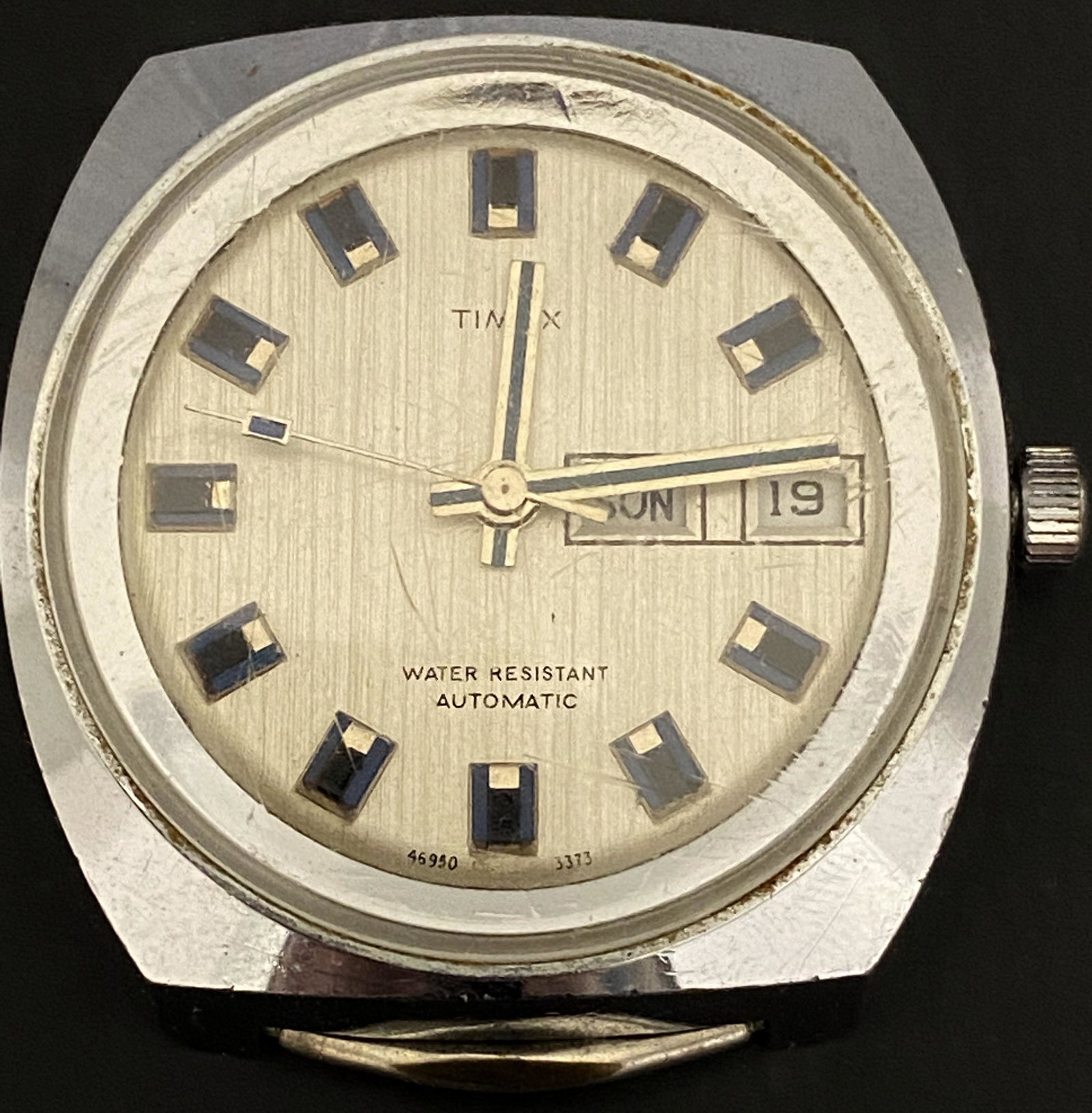 VINTAGE TIMEX AUTOMATIC MEN'S WATCH: VINTAGE TIMEX AUTOMATIC MEN'S WATCH The watch is pre-owned and runs. Diameter: 39mm (without the crown) *We can't garantee that the watch keeps accurate time, it wasn't tested long enough* SHIPPING FE