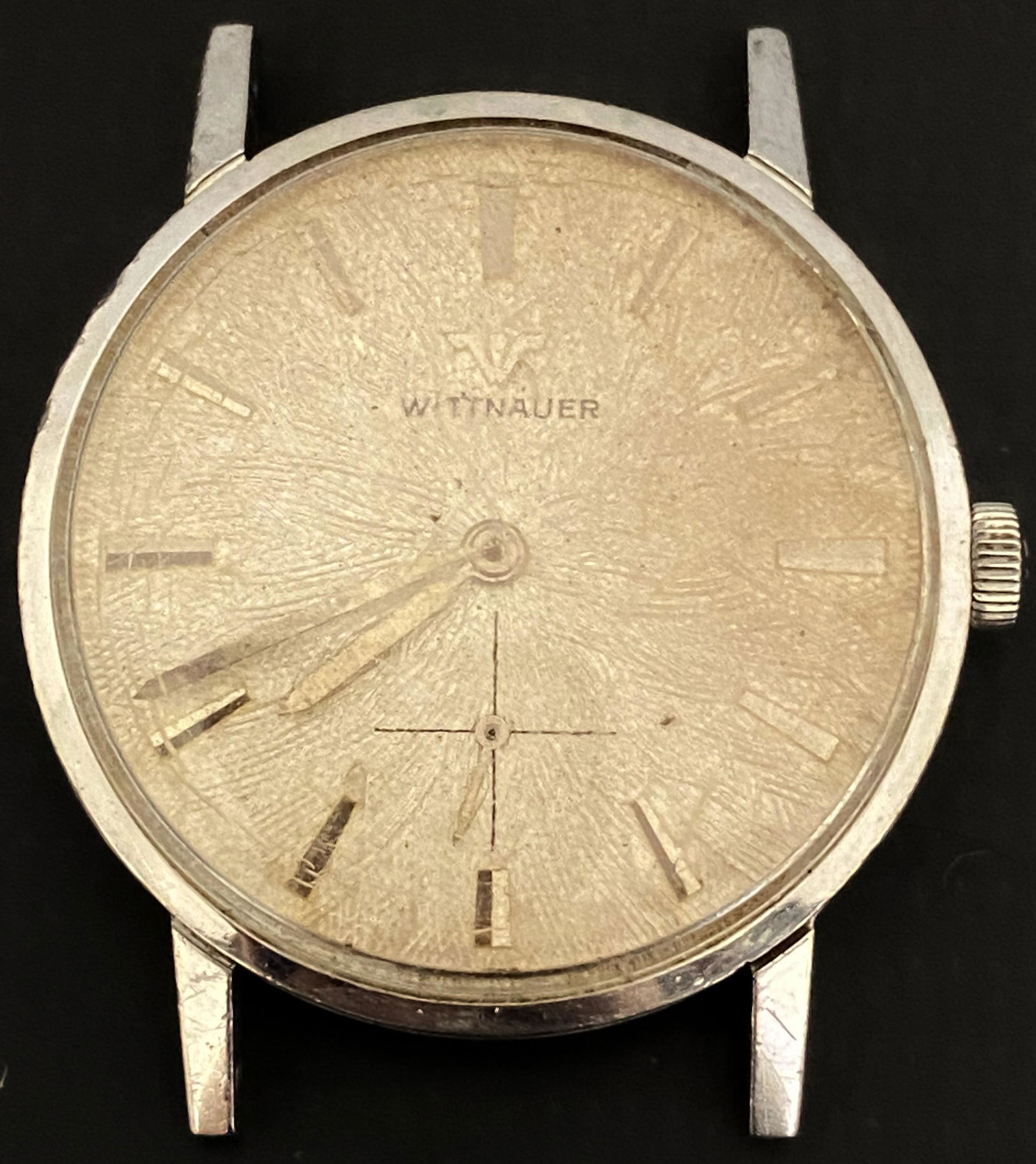 VINTAGE WITTNAUER WIND-UP MEN'S WATCH: VINTAGE WITTNAUER WIND-UP MEN'S WATCH The watch is pre-owned and doesn't run. Diameter: 32mm (without the crown) SHIPPING FEE CANADA 15,00$ USA 20.00$ We add 5$ by additional item