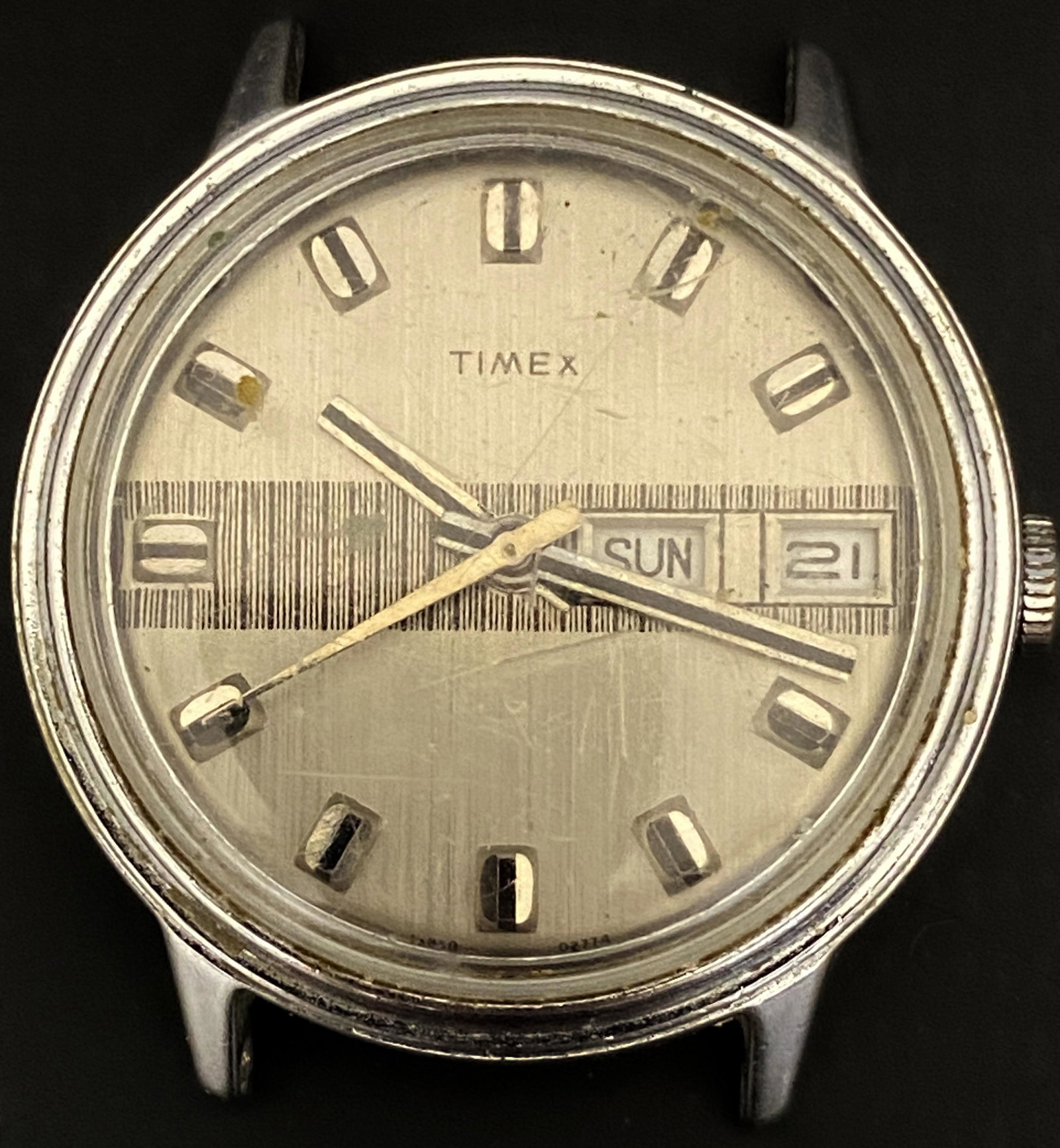 VINTAGE TIMEX WIND-UP MEN'S WATCH: VINTAGE TIMEX WIND-UP MEN'S WATCH The watch is pre-owned and runs. Diameter: 35mm (without the crown) *We can't garantee that the watch keeps accurate time, it wasn't tested long enough* SHIPPING FEE 