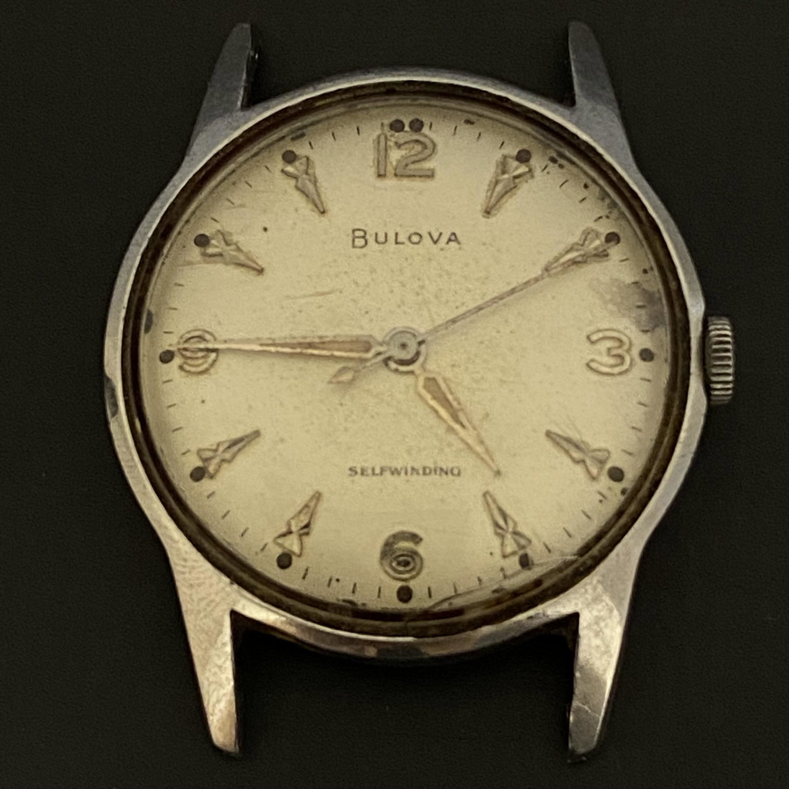 VINTAGE BULOVA AUTOMATIC MEN'S WATCH: VINTAGE BULOVA AUTOMATIC MEN'S WATCH The watch is pre-owned and doesn't run. Diameter: 33mm (without the crown) SHIPPING FEE CANADA 15,00$ USA 20.00$ We add 5$ by additional item