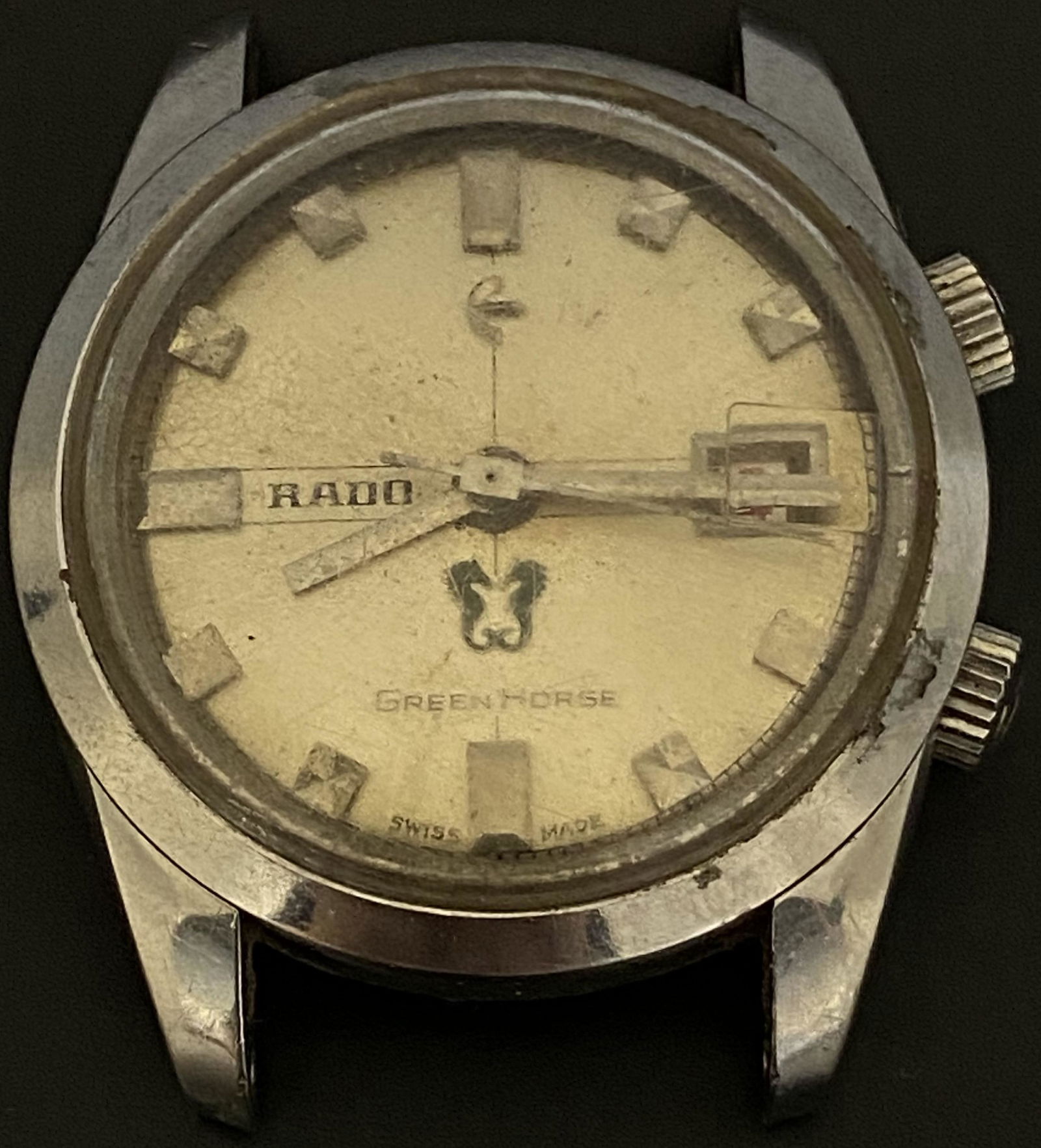 VINTAGE RADO GREEN HORSE WIND-UP MEN'S WATCH: VINTAGE RADO GREEN HORSE WIND-UP MEN'S WATCH The watch is pre-owned and doesn't run. Diameter: 35mm (without the crown) SHIPPING FEE CANADA 15,00$ USA 20.00$ We add 5$ by additional item