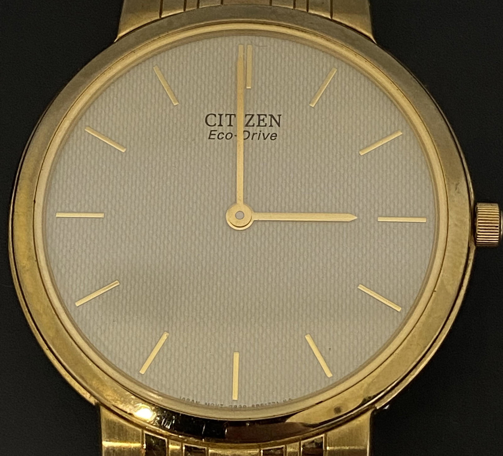 VINTAGE CITIZEN ECO-DRIVE GOLD FILLED BATTERY MEN'S WATCH: VINTAGE CITIZEN ECO-DRIVE GOLD FILLED BATTERY MEN'S WATCH The watch is pre-owned and has not been tested. Diameter: 35mm (without the crown) SHIPPING FEE CANADA 15,00$ USA 20.00$ We add 5$ by addition