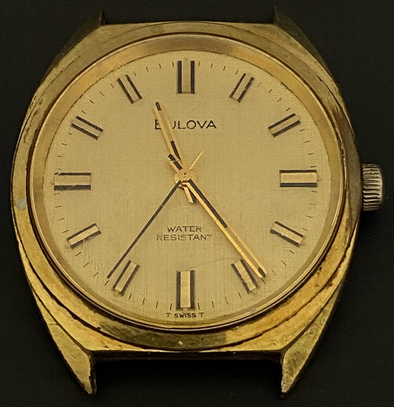 VINTAGE BULOVA GOLD FILLED WIND-UP MEN'S WATCH: VINTAGE BULOVA GOLD FILLED WIND-UP MEN'S WATCH The watch is pre-owned and doesn't run. Diameter: 34mm (without the crown) SHIPPING FEE CANADA 15,00$ USA 20.00$ We add 5$ by additional item