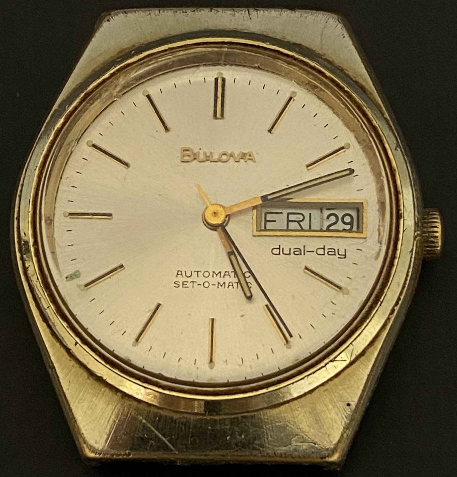 VINTAGE BULOVA GOLD FILLED AUTOMATIC MEN'S WATCH: VINTAGE BULOVA GOLD FILLED AUTOMATIC MEN'S WATCH The watch is pre-owned and runs. Diameter: 34mm (without the crown) *We can't garantee that the watch keeps accurate time, it wasn't tested long enough