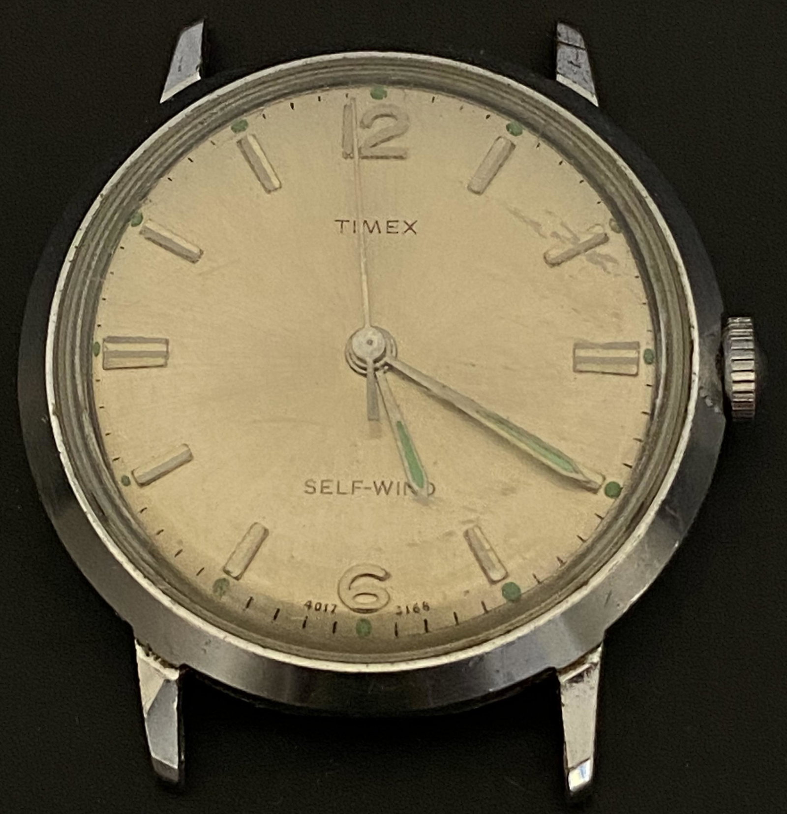VINTAGE TIMEX AUTOMATIC MEN'S WATCH: VINTAGE TIMEX AUTOMATIC MEN'S WATCH The watch is pre-owned and runs. Diameter: 34mm (without the crown) *We can't garantee that the watch keeps accurate time, it wasn't tested long enough* SHIPPING FE