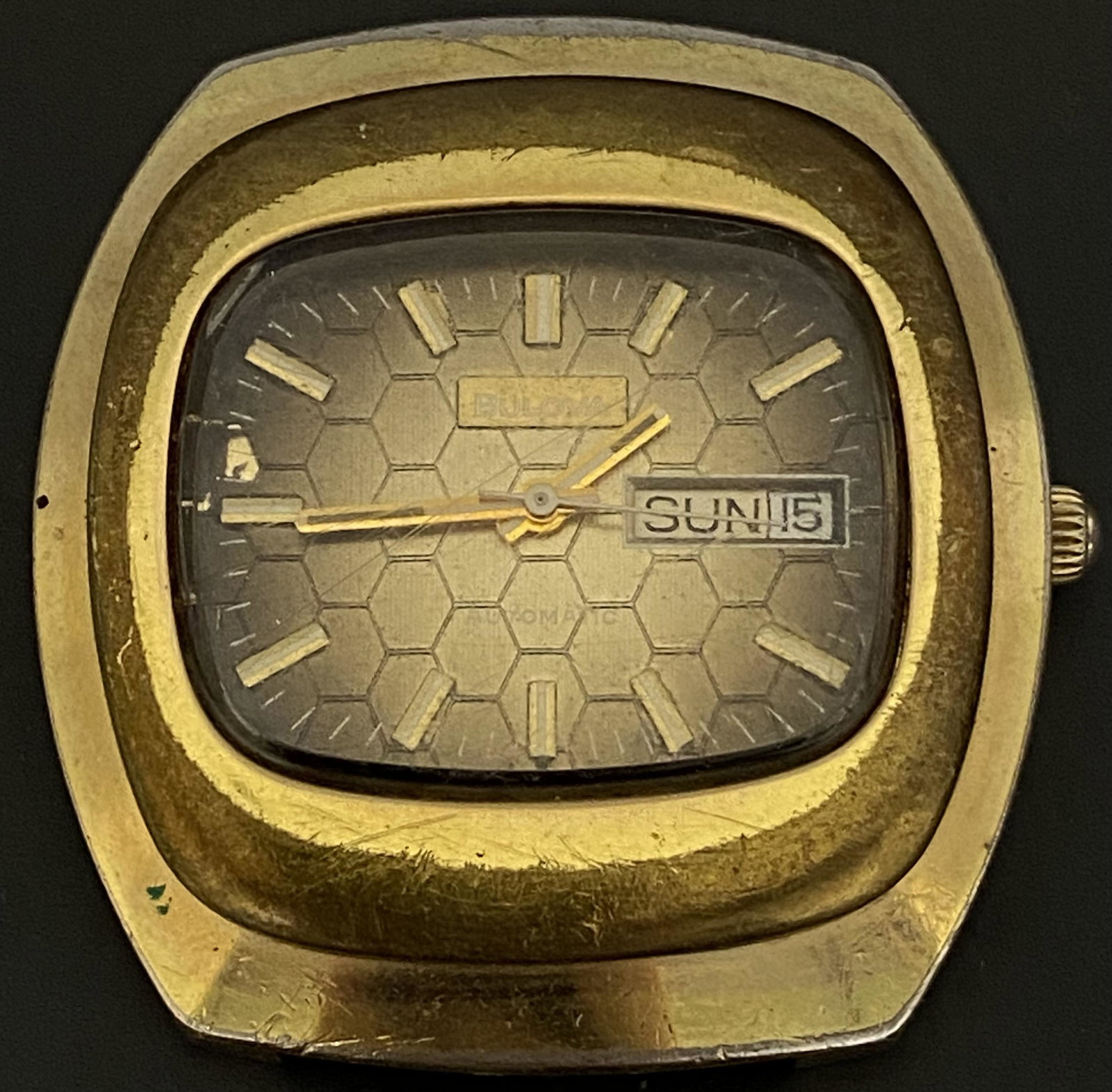 VINTAGE BULOVA GOLD FILLED AUTOMATIC MEN'S WATCH: VINTAGE BULOVA GOLD FILLED AUTOMATIC MEN'S WATCH The watch is pre-owned and runs. Diameter: 40mm (without the crown) *We can't garantee that the watch keeps accurate time, it wasn't tested long enough