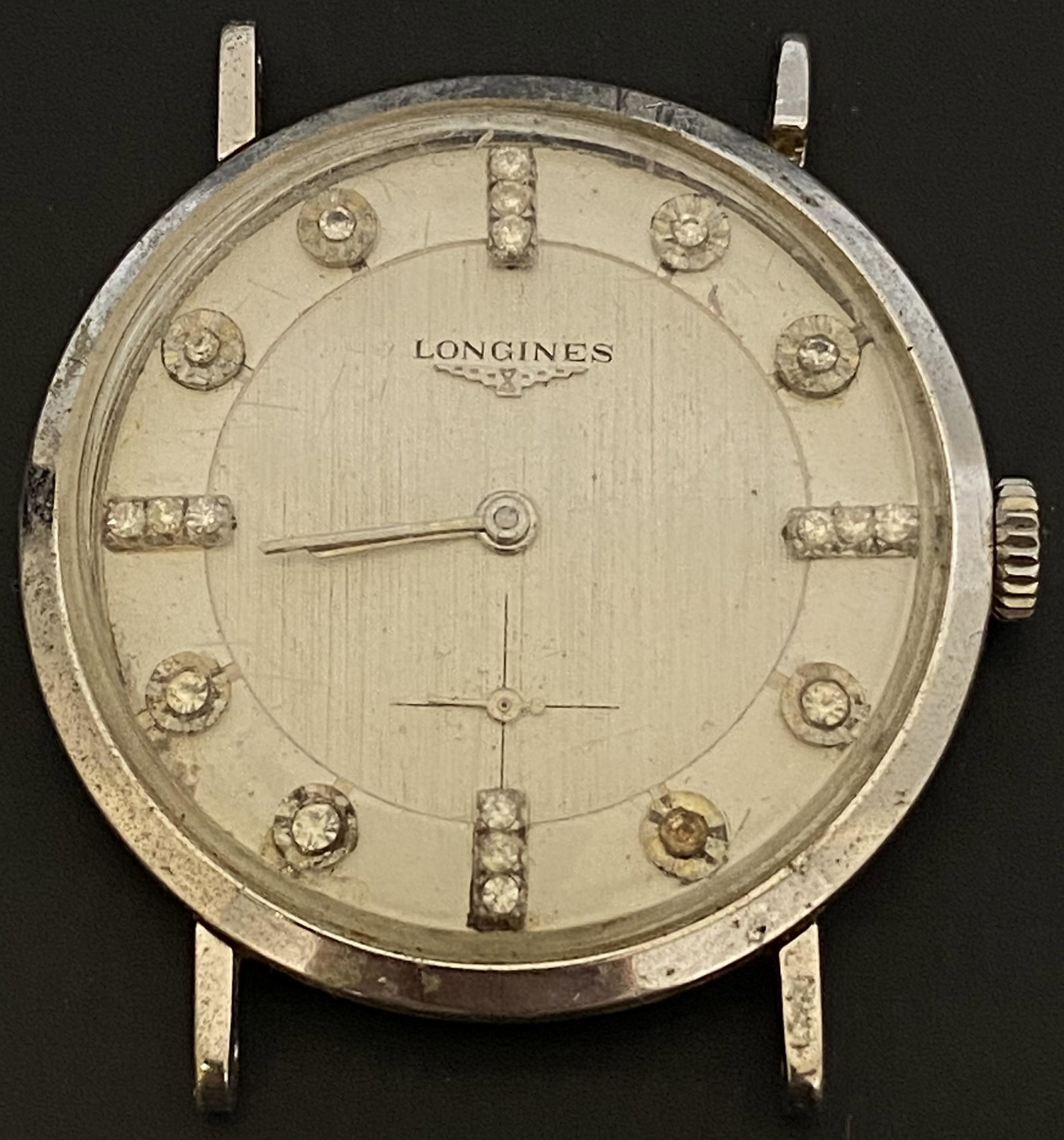 VINTAGE LONGINES WIND-UP MEN'S WATCH: VINTAGE LONGINES WIND-UP MEN'S WATCH The watch is pre-owned and doesn't run. Diameter: 32mm (without the crown) SHIPPING FEE CANADA 15,00$ USA 20.00$ We add 5$ by additional item
