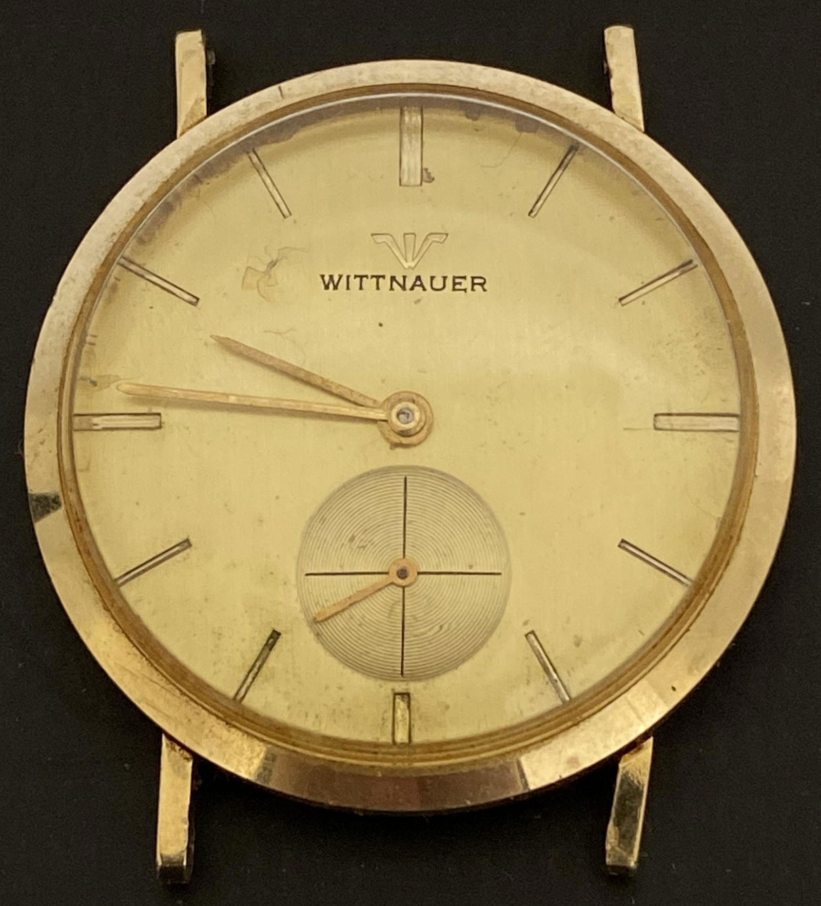 VINTAGE WITTNAUER GOLD FILLED WIND-UP MEN'S WATCH: VINTAGE WITTNAUER GOLD FILLED WIND-UP MEN'S WATCH The watch is pre-owned and doesn't run. Diameter: 32mm (without the crown) SHIPPING FEE CANADA 15,00$ USA 20.00$ We add 5$ by additional item