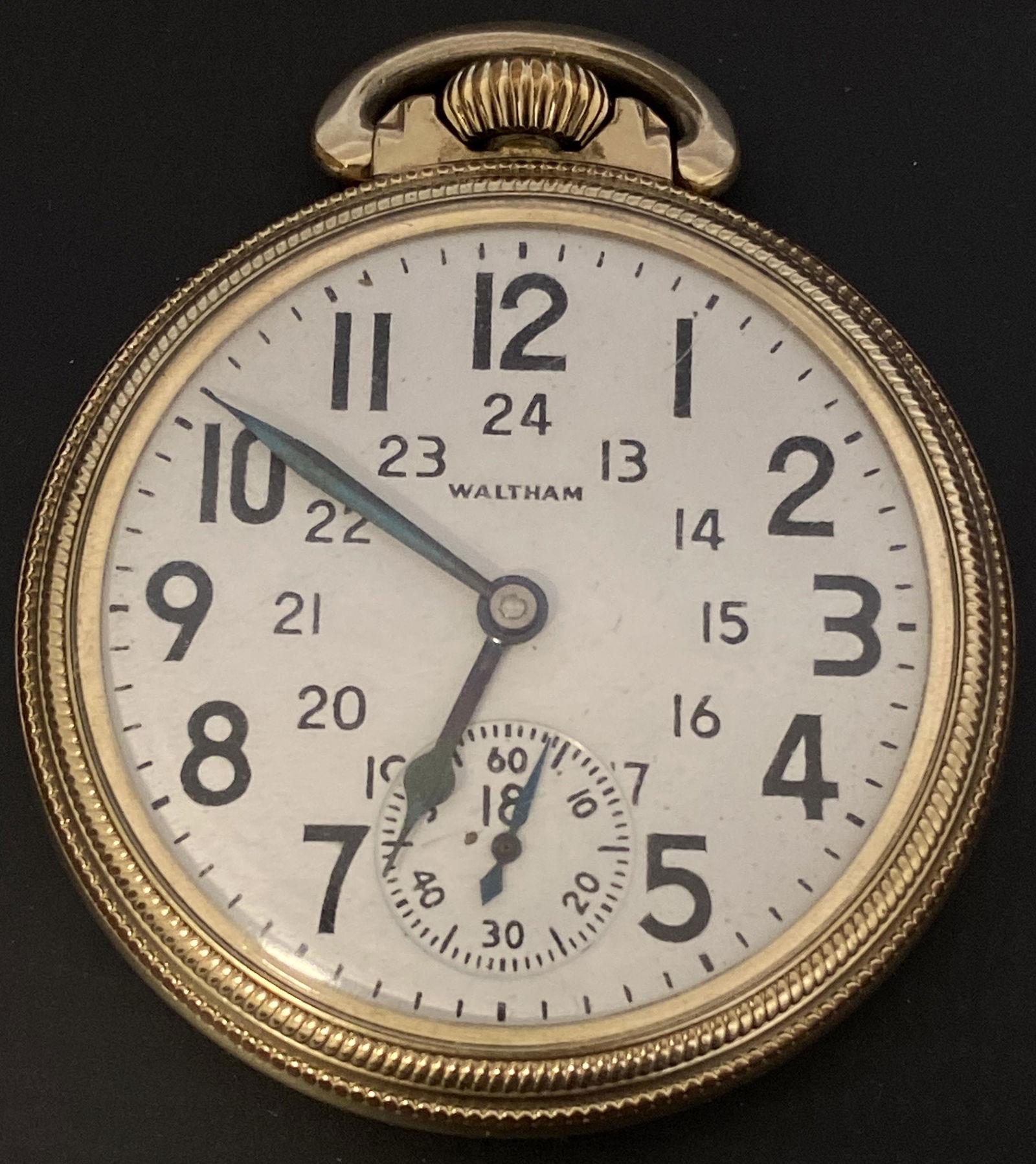 ANTIQUE WALTHAM 17 JEWELS GOLD FILLED POCKET WATCH: ANTIQUE WALTHAM 17 JEWELS GOLD FILLED POCKET WATCHThe watch is pre-owned and runs.Diameter: 2 in*We can't garantee that the watch keeps accurate time, it wasn't tested long enough*