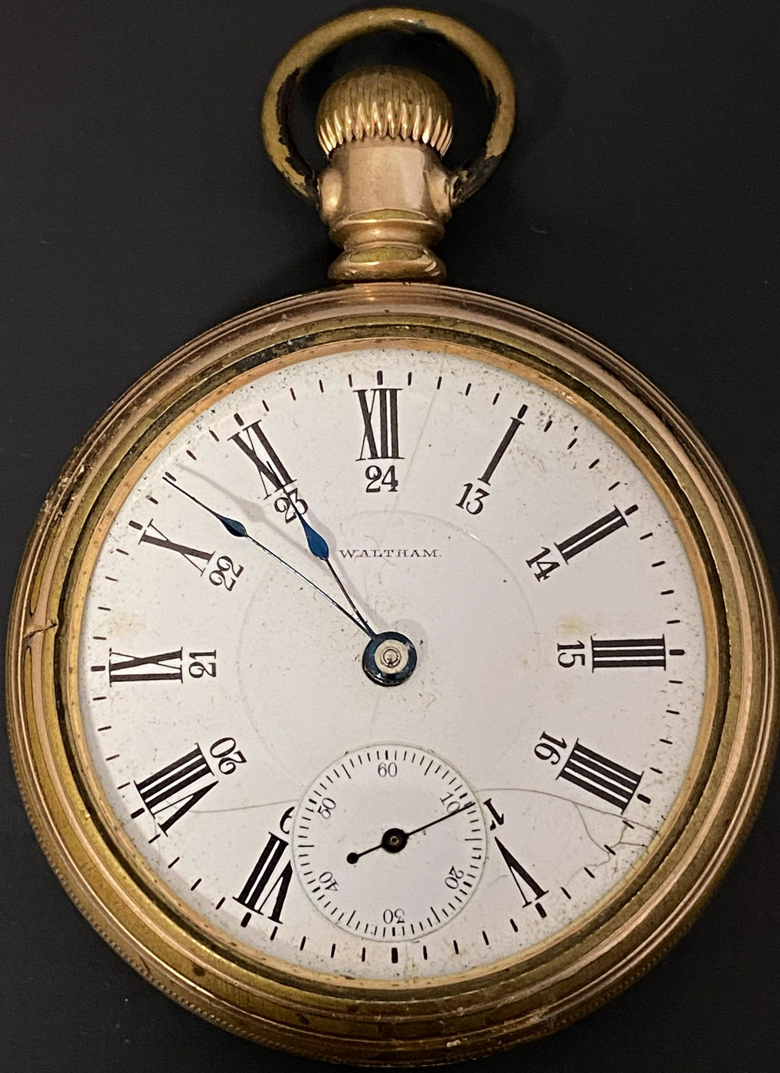 ANTIQUE WALTHAM 17 JEWELS GOLD FILLED POCKET WATCH: ANTIQUE WALTHAM 17 JEWELS GOLD FILLED POCKET WATCH The watch is pre-owned and doesn't run. Diameter: 2 in SHIPPING FEE CANADA 15,00$ USA 20.00$ We add 5$ by additional item